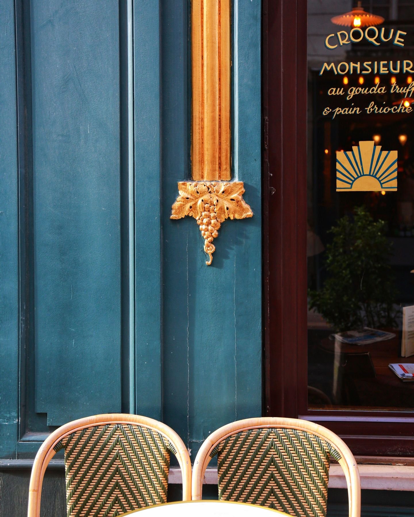 Une table pour 2 ...
Assis c&ocirc;te &agrave; c&ocirc;te ...
A la terrasse du @vinsdespyrenees quand le soleil ☀️se montre ...

A table for two...
Sitting side by side...
On the terrace at @vinsdespyrenees when the sun ☀️ comes out...

📸 @ggwen

🍷
