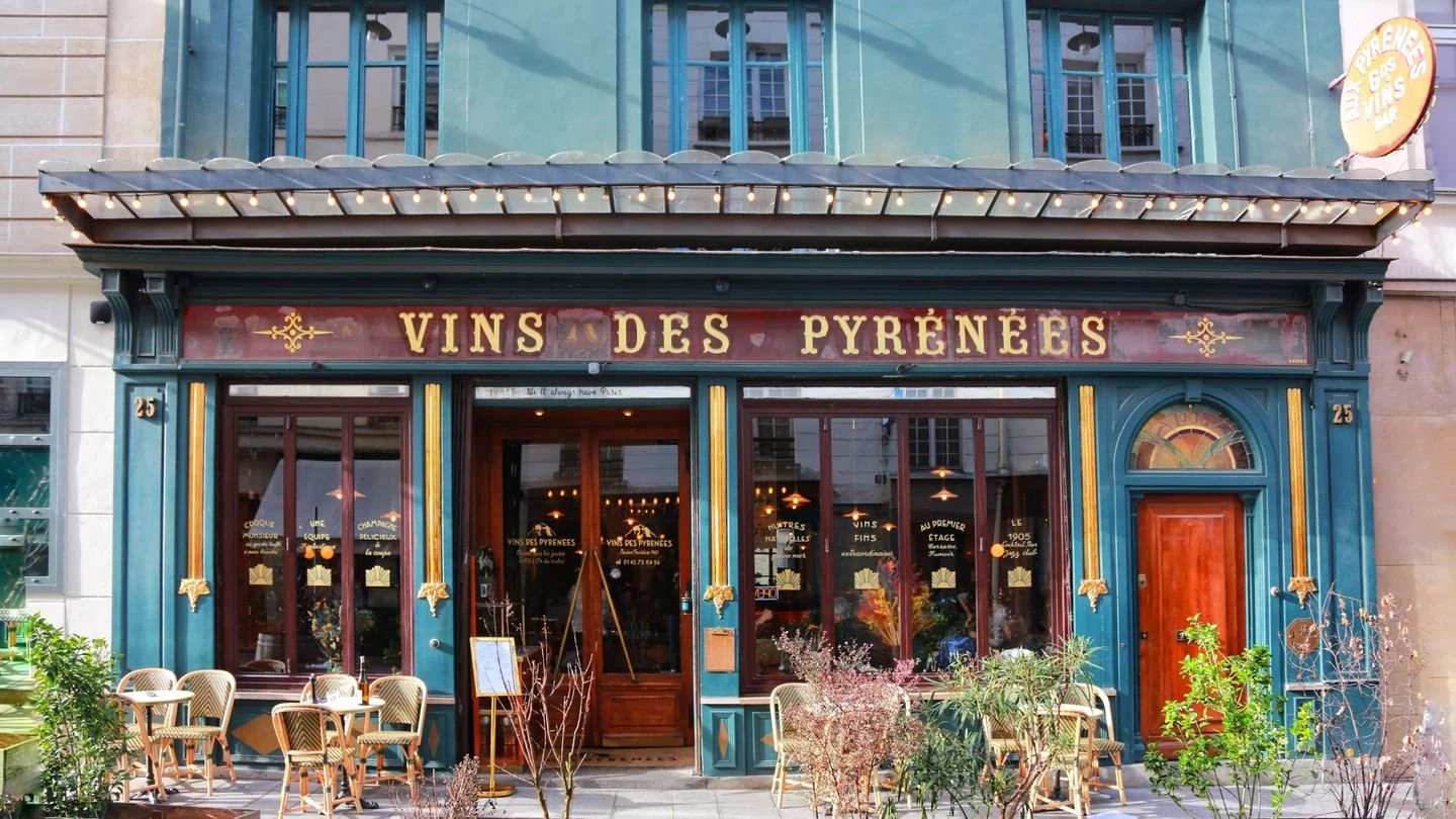 Une fa&ccedil;ade bleu, magnifique.
Une terrasse au soleil, dans une rue calme au coeur du Marais, &agrave; 2 pas de la Place des Vosges.
Une formule qui change chaque jour au d&eacute;jeuner.
Bienvenue aux @vinsdespyrenees 

A magnificent blue fa&cc