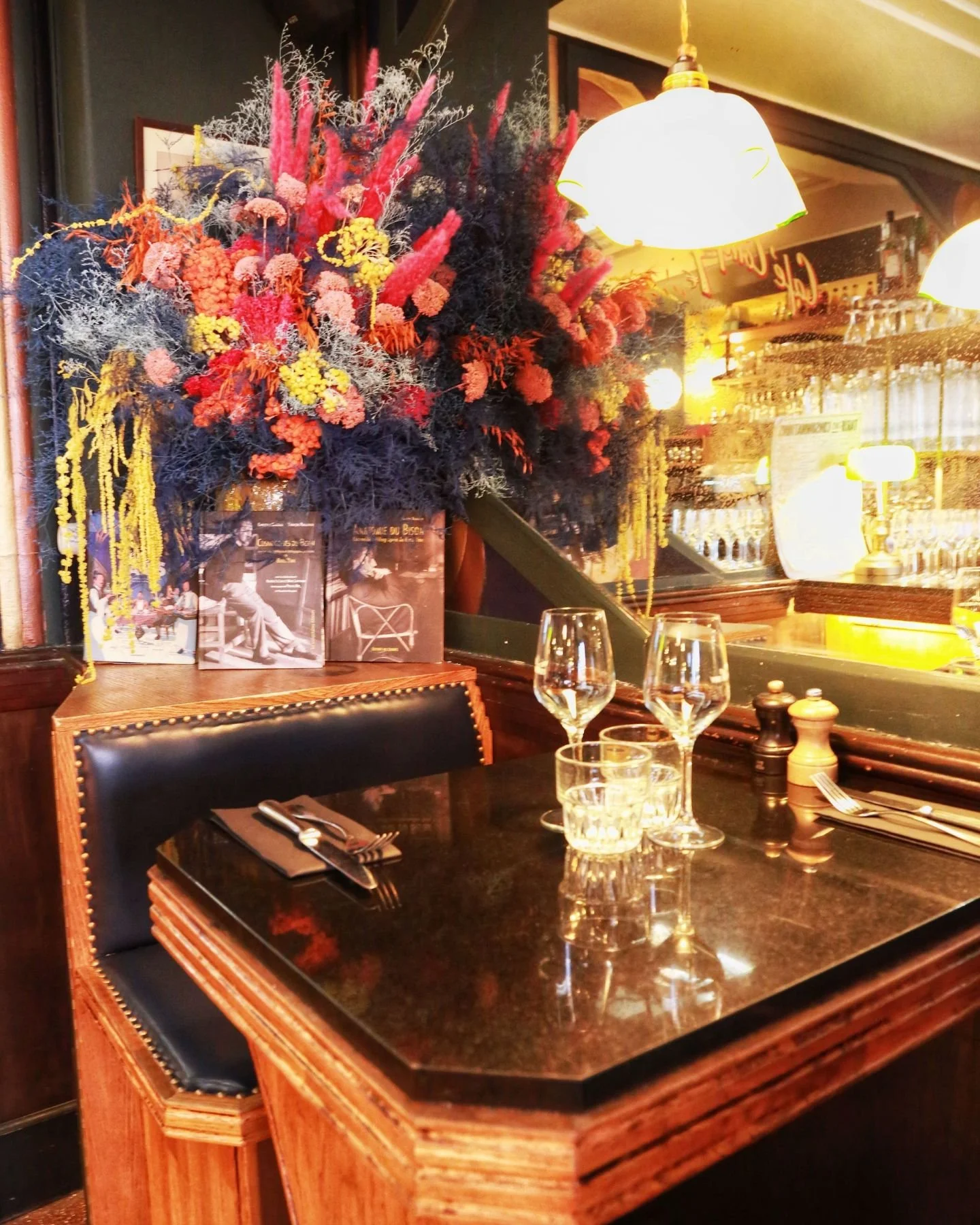 Ah cette table, un peu &agrave; l'&eacute;cart, un peu sur&eacute;lev&eacute;e ...
C'est l'une des pr&eacute;f&eacute;r&eacute;es des habitu&eacute;s du restaurant Aux @vinsdespyrenees 
C'est un lieu strat&eacute;gique pour observer tout ce qu'il se 