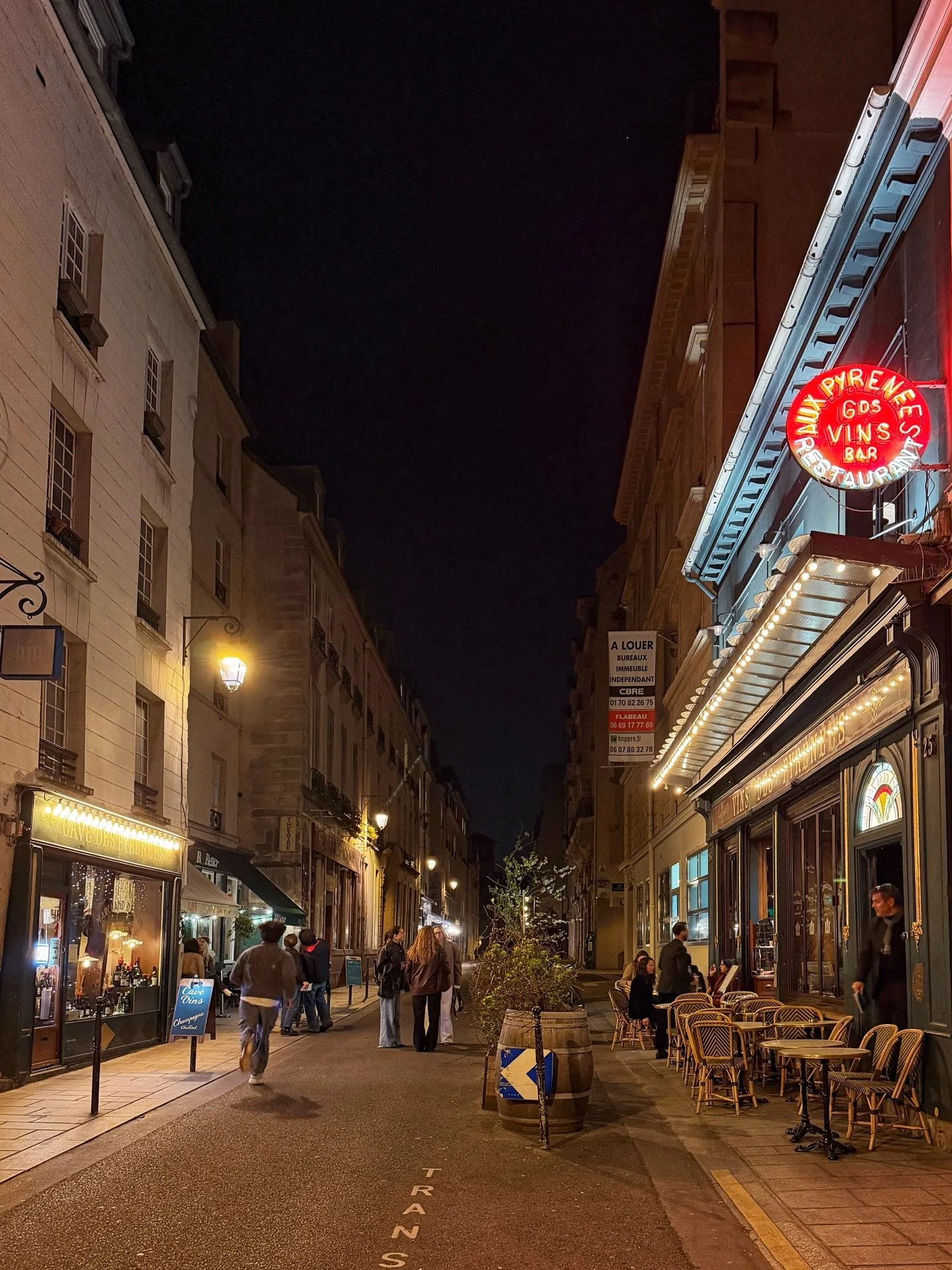 Vous arrivez dans la rue Beautreillis.
&Agrave; gauche, il y a @lacavedespyrenees au num&eacute;ro 28.
&Agrave; droite, il y a le @vinsdespyrenees au num&eacute;ro 25.