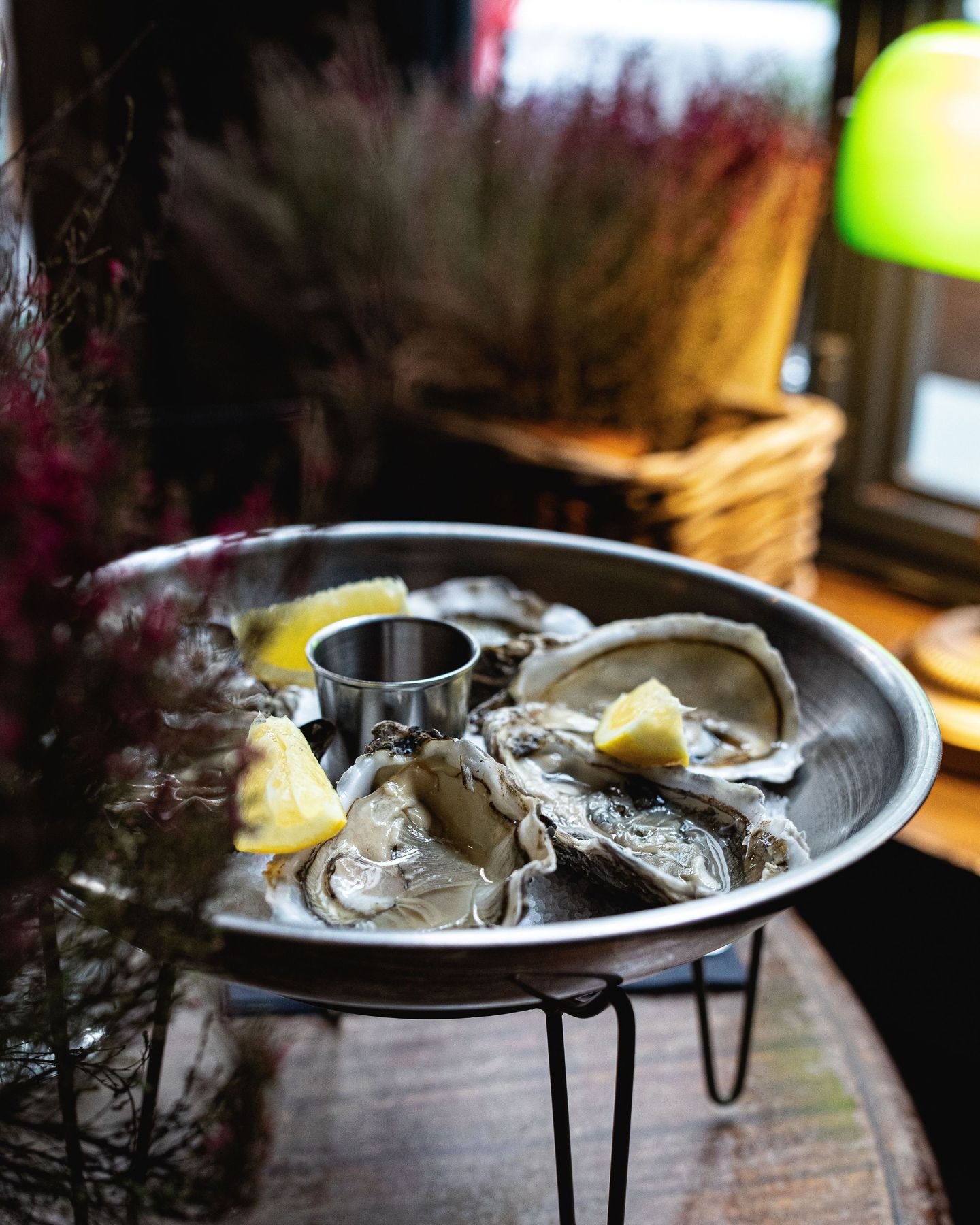 Des hu&icirc;tres 🦪 d&eacute;licieuses de la @maison_quintin pour commencer le d&eacute;jeuner du dernier samedi de ce mois de mars un peu particulier.
Vous pouvez y ajouter un filet de jus de citron 🍋 ou pas.

Some delicious oysters 🦪 from @maiso