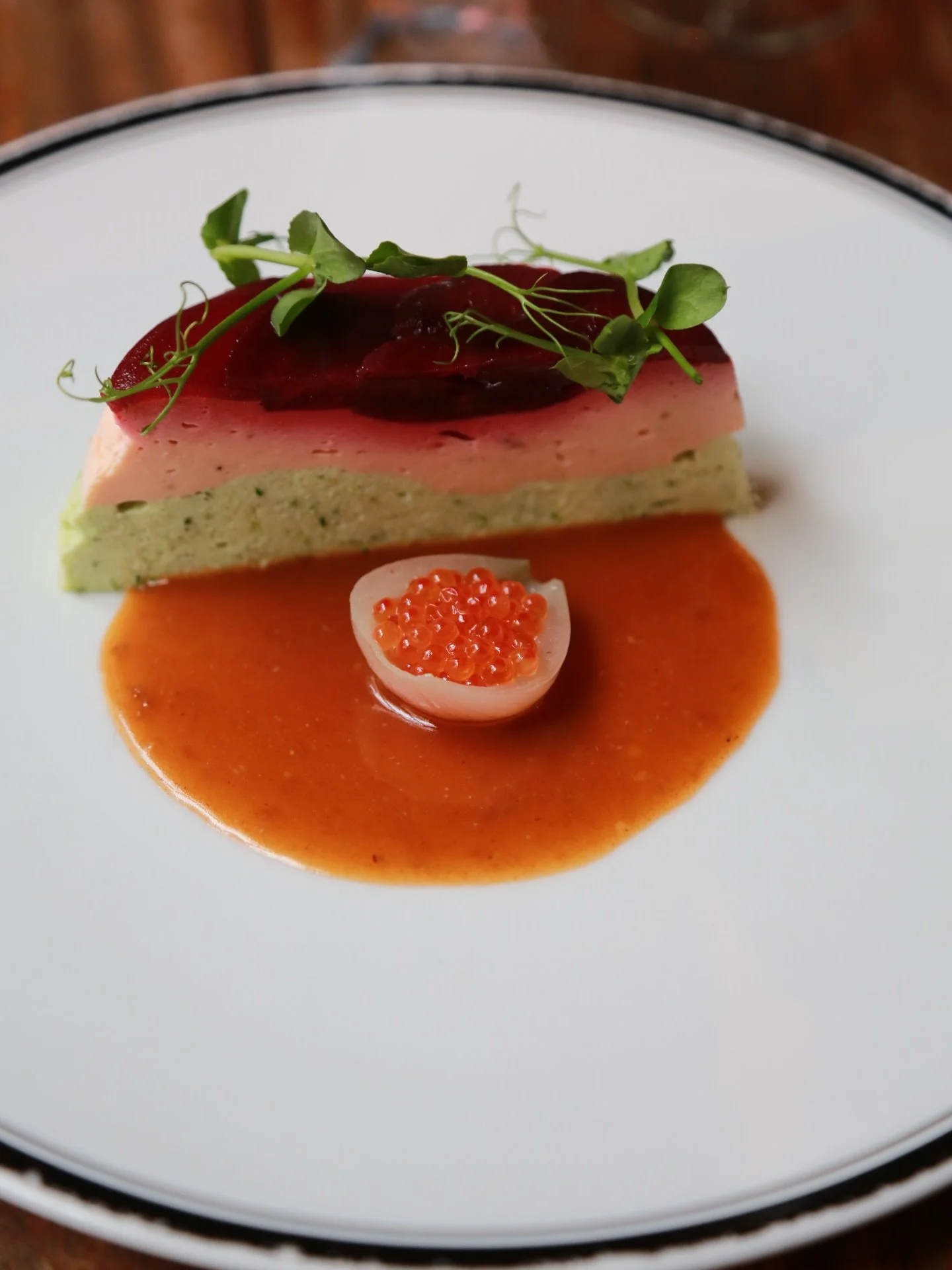 Le printemps 🌷 est l&agrave; et bien l&agrave; et notre nouvelle carte est disponible &agrave; partir de maintenant !!!
Et elle est superbe.
Notre @chef_thierry_babet a imagin&eacute; cette nouvelle saison avec de la couleur 🎨 et de la fra&icirc;ch