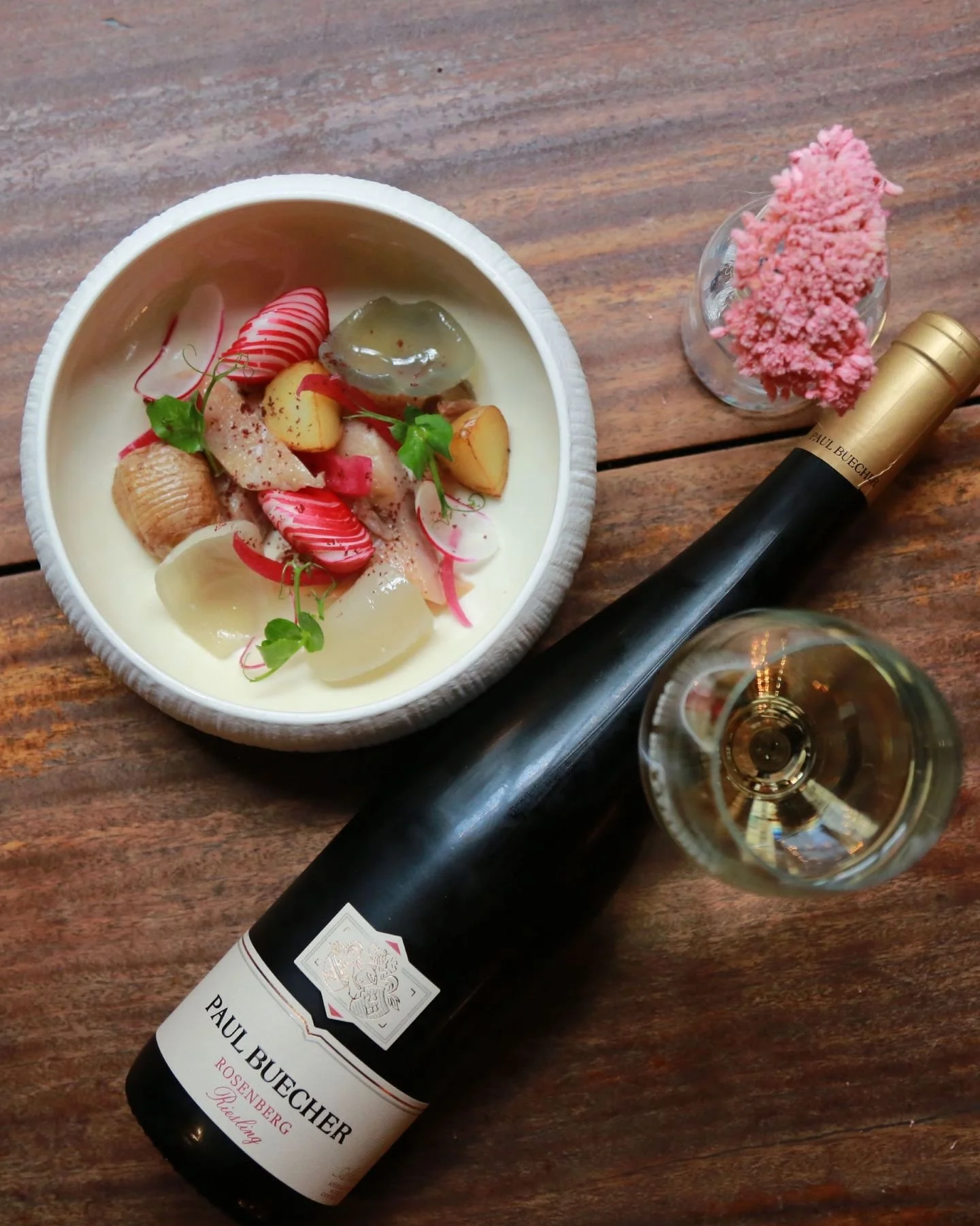 Dans toute bonne brasserie, on a l'habitude d'un hareng pomme &agrave; l'huile.
Mais quand le @chef_thierry_babet des @vinsdespyrenees s'empare de la recette, il l'a transforme et la sublime avec une sauce vierge au geni&egrave;vre.

In any good bras