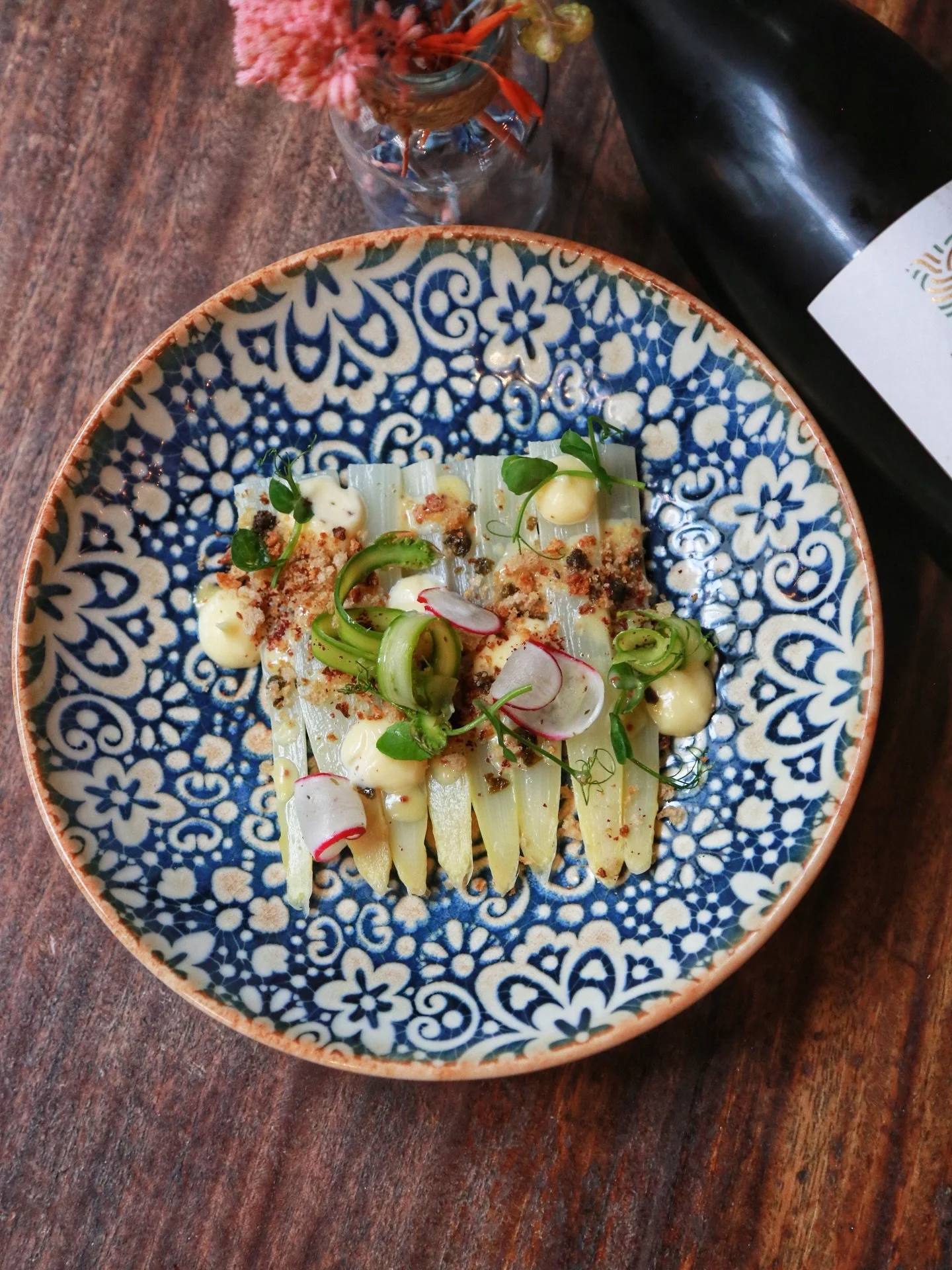 Comme un air de printemps 🌱
&Agrave; l&rsquo;honneur aujourd&rsquo;hui : de d&eacute;licates asperges blanches, sublim&eacute;es avec des feuilles de moutarde potag&egrave;re pour en r&eacute;v&eacute;ler toute la finesse et la douceur.
Et pour prol