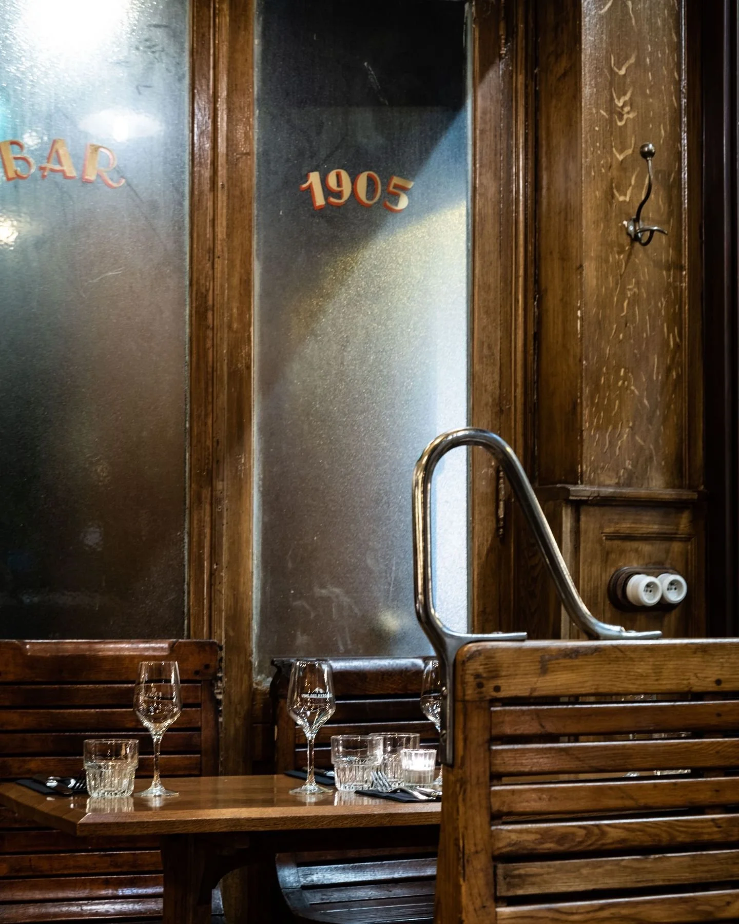 Viens prendre un verre de vin 🍷 aux @vinsdespyrenees comme le faisait jadis Jim Morrison, dans ce d&eacute;cor authentique et unique.
Nos sommeliers Eric et Quentin, te guideront chacun dans leur style.

Come and enjoy a glass of wine 🍷 at @vinsdes