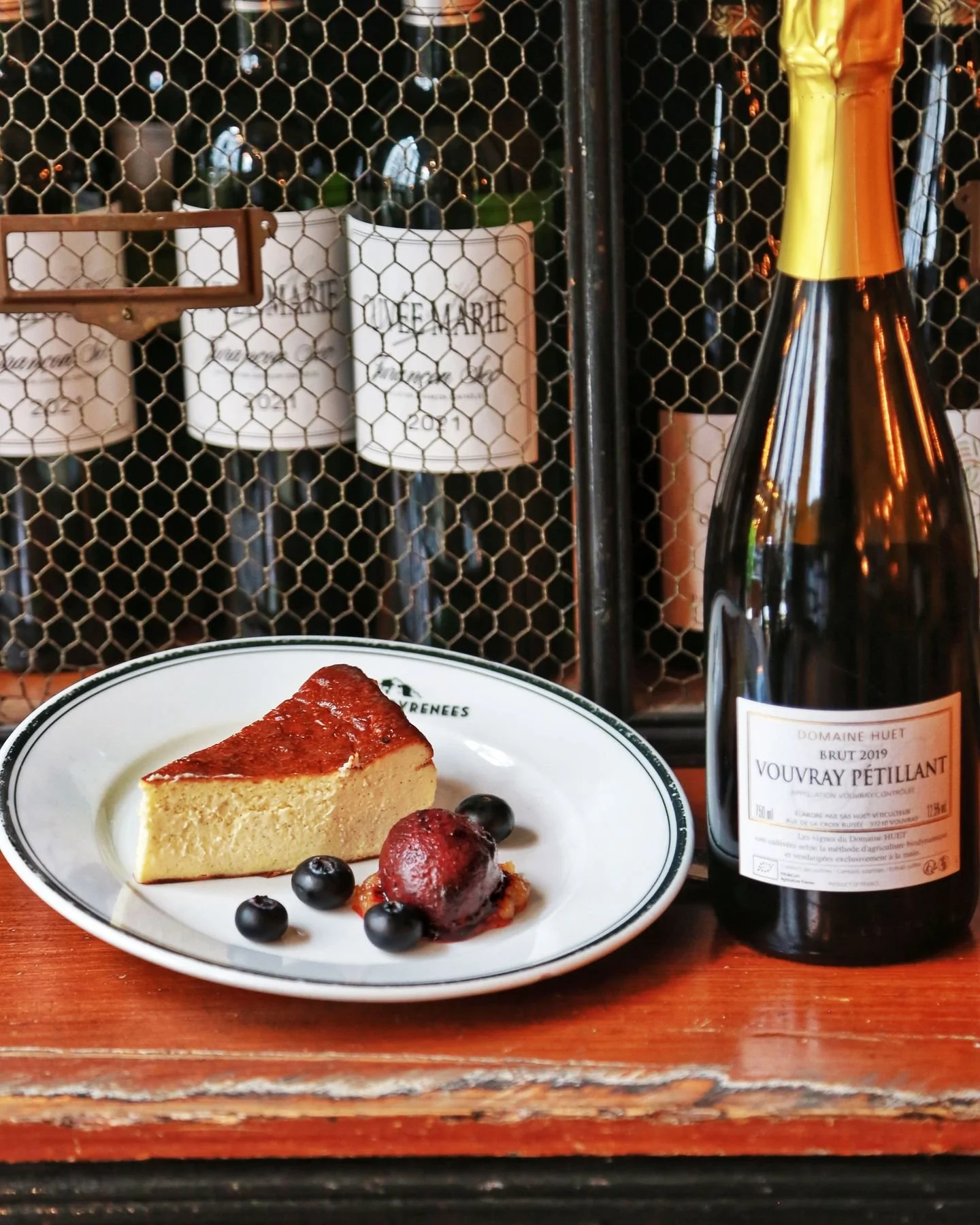 En attendant le retour du soleil ☀️, pour se r&eacute;conforter en se r&eacute;galant, je vous conseille vivement le d&eacute;licieux cheesecake basque de notre @chef_thierry_babet que nous servons &agrave; toute heure.
Et pour augmenter le plaisir, 