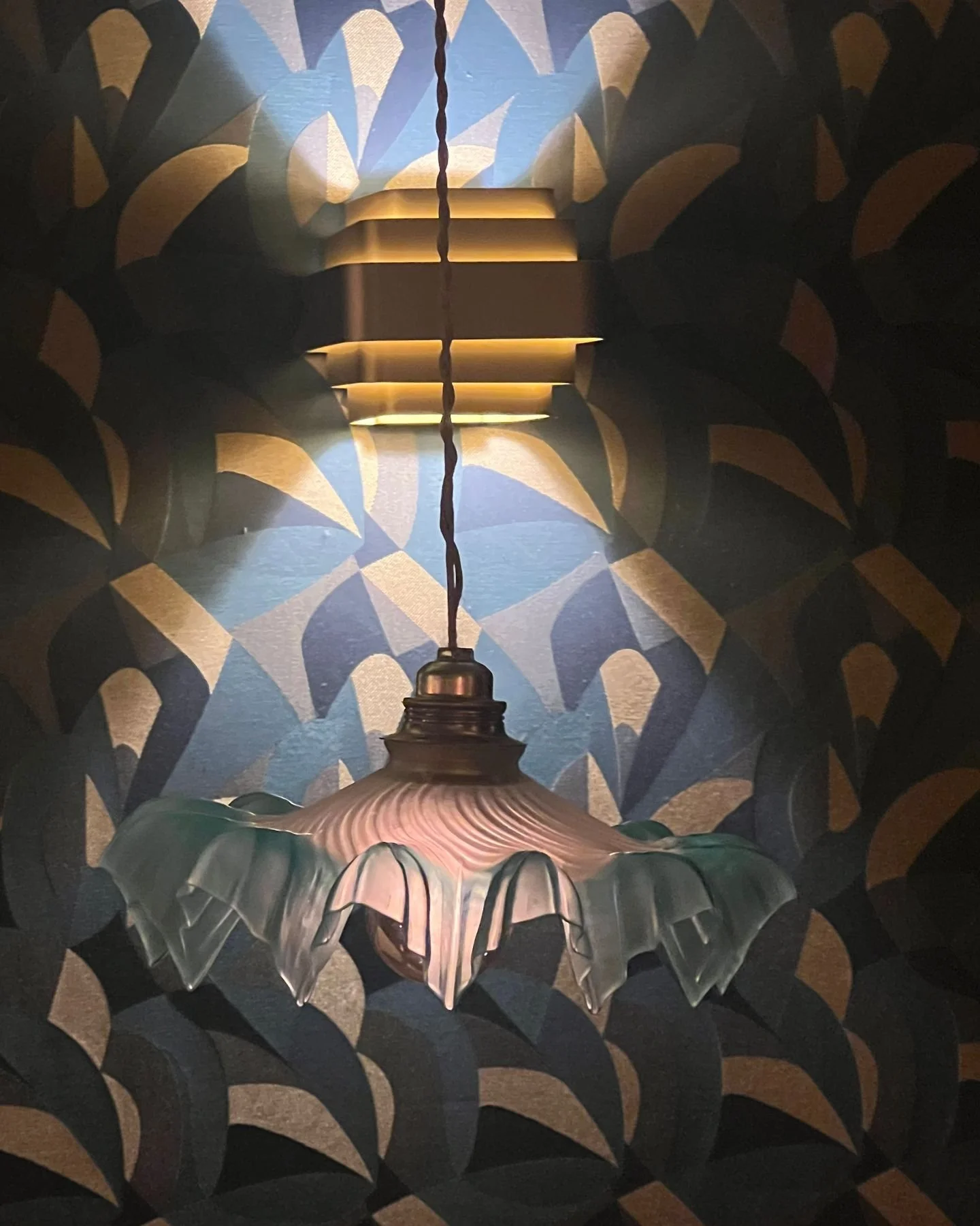 L&egrave;ve les yeux et regarde autour de toi.
Aux @vinsdespyr&eacute;n&eacute;es , il y a le bleu et chaque objet et chaque lampe est pr&eacute;cieux et te raconte une histoire. Ici, une opaline dentel&eacute;e art deco des ann&eacute;es 30.

Look u