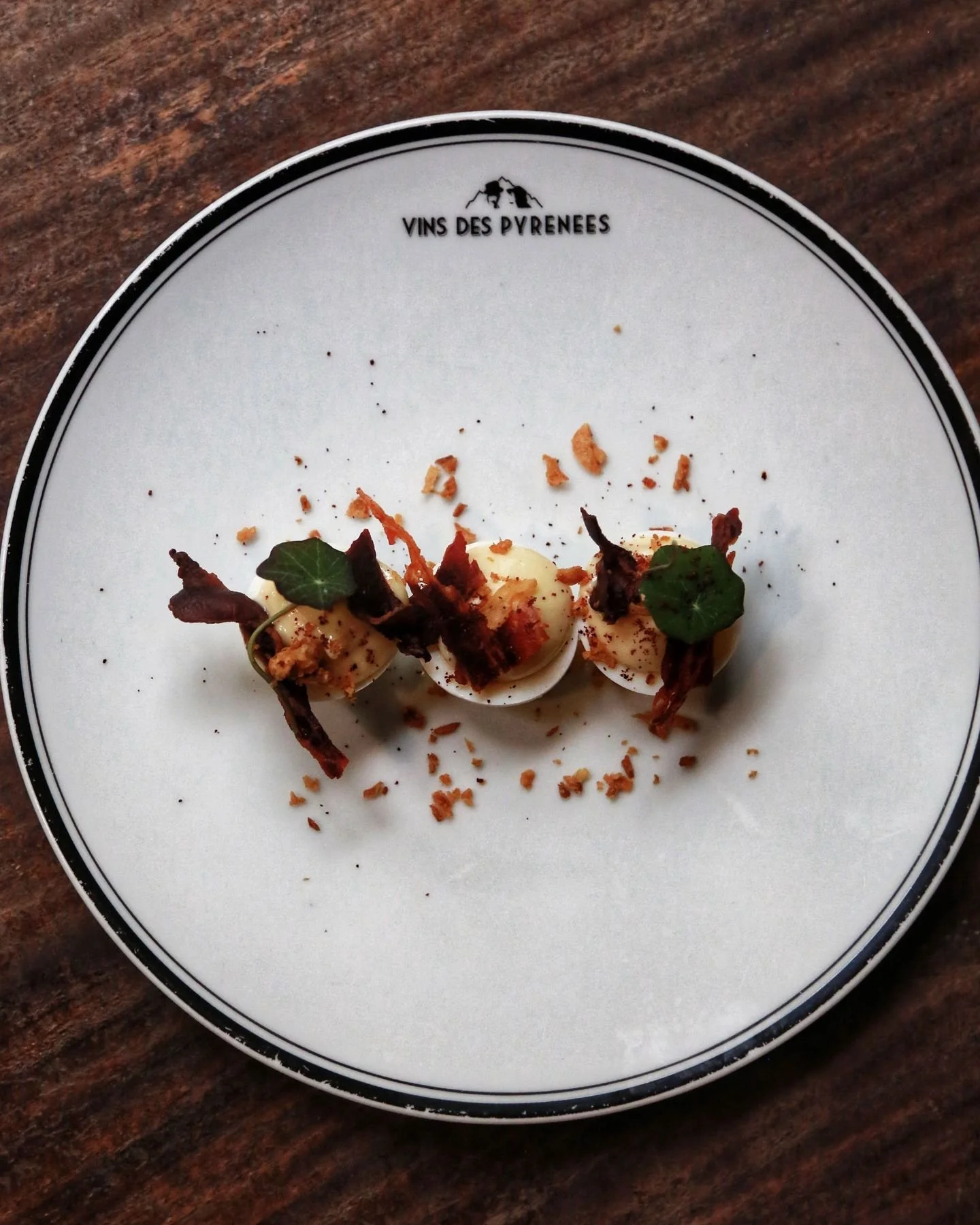 Les oeufs 🥚 Mayo sont un classique de toute bonne brasserie parisienne comme le @vinsdespyrenees 
Notre chef y a mis sa patte, avec un crumble de bacon et de c&acirc;pres.
Et comme le Sud 🧭 est notre p&ocirc;le, la mayo a pris des airs d'a&iuml;oli