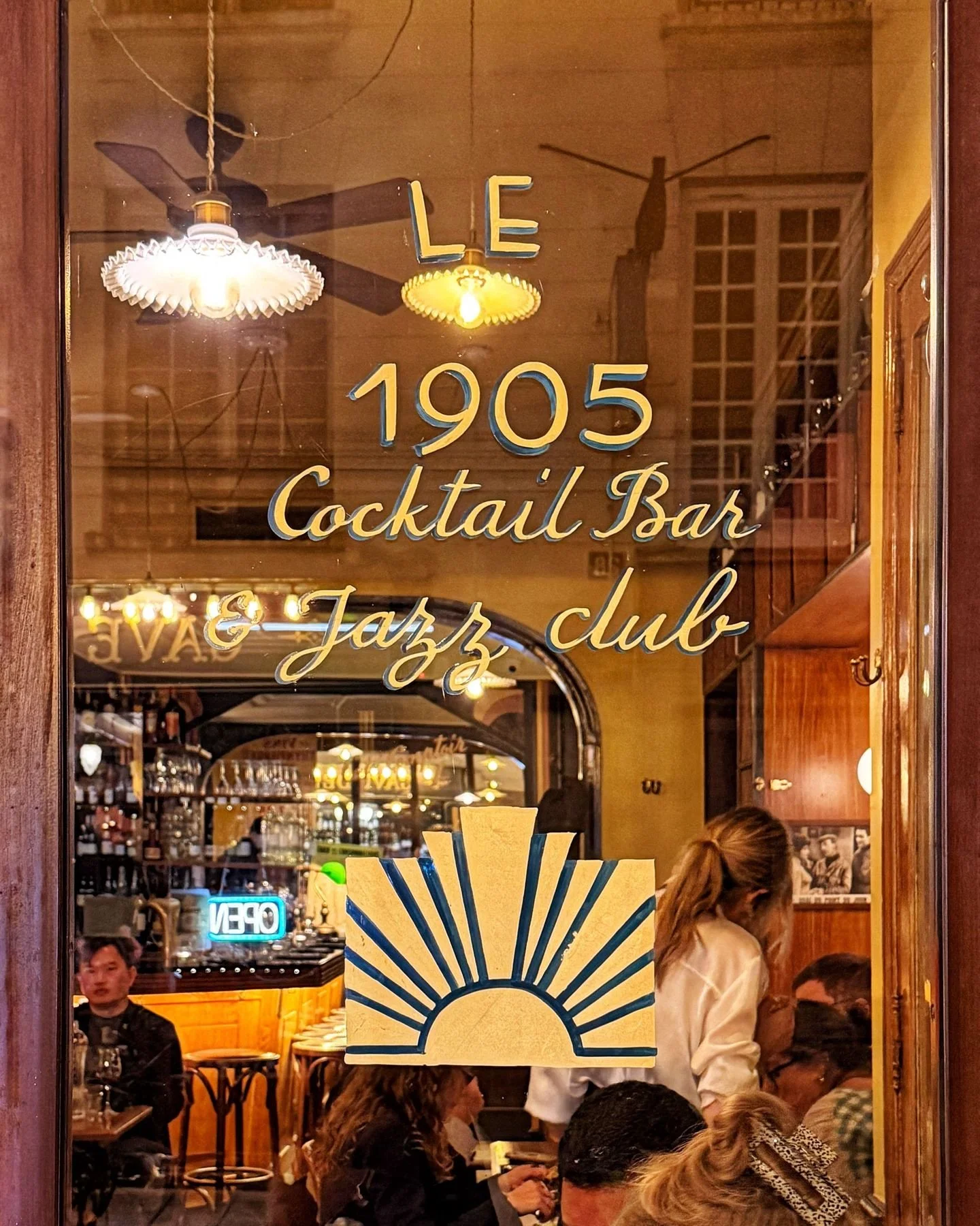 Tout est &eacute;crit sur nos vitres. Tout ce que vous trouverez aux @vinsdespyrenees 
Du champagne 🍾, des vins fins 🍷, un croque-monsieur incontournable, des huitres 🦪 de la @maison_quintin , une &eacute;quipe aux petits soins et le plus joli spe