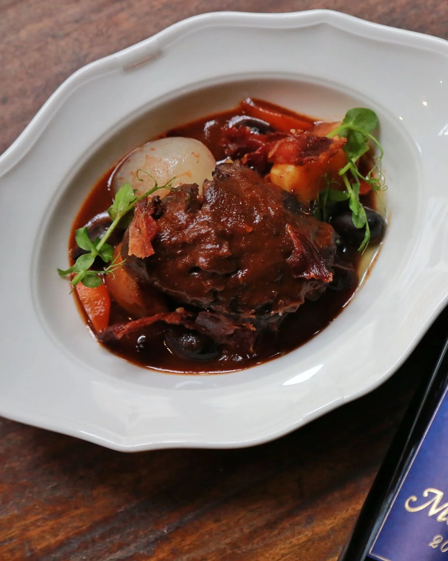 Aujourd'hui, je vous propose de go&ucirc;ter &agrave; la joue de boeuf cuisin&eacute;e &agrave; la m&eacute;ridionale avec une embeurr&eacute;e de chou rouge au lard fum&eacute;. Tout est dit. C'est d&eacute;licieux !!! 😋

Today, I&rsquo;d like to i