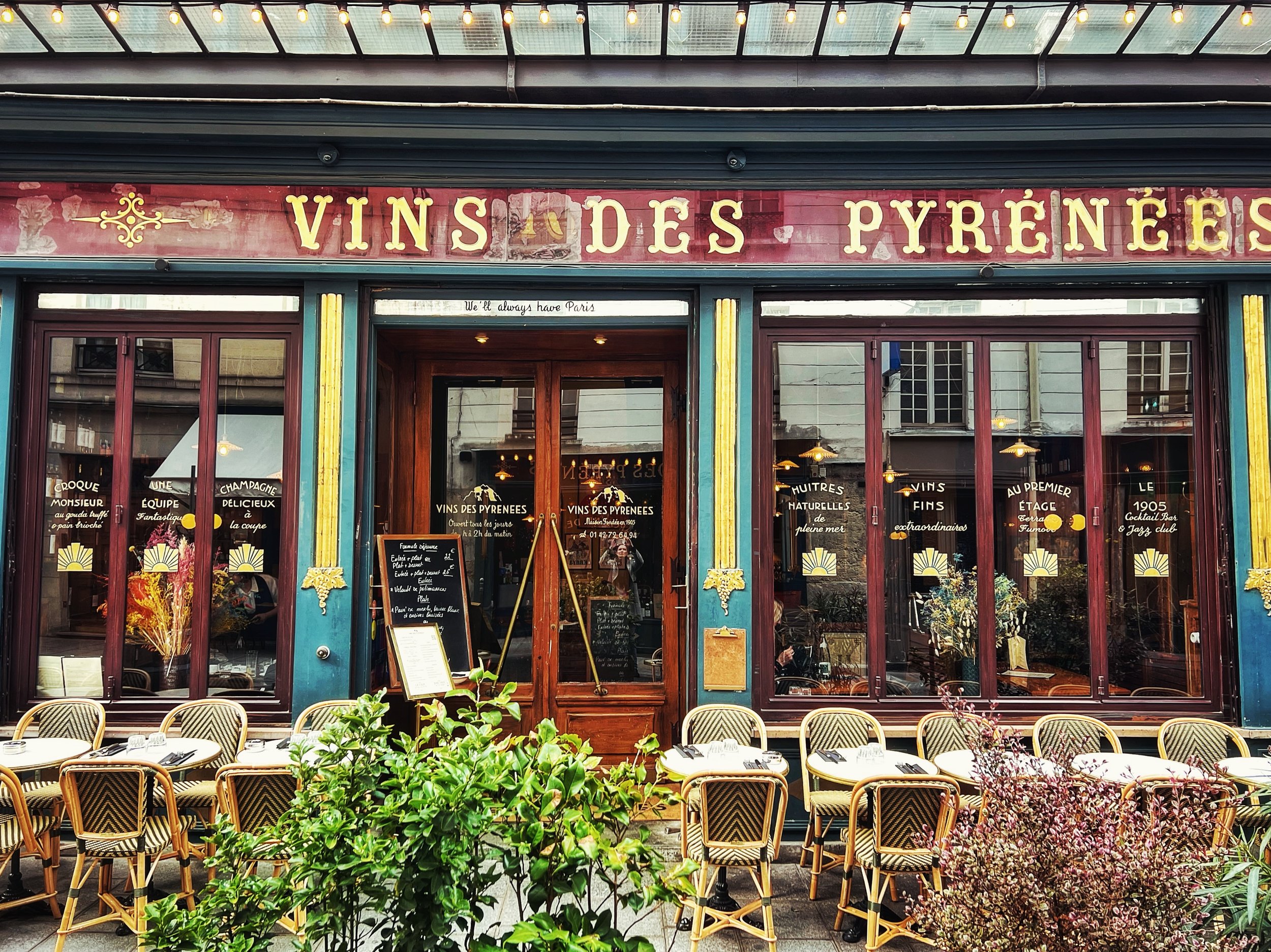 Une terrasse calme en plein c&oelig;ur du Marais.
Une formule qui change tous les jours de la semaine.
Venez d&eacute;jeuner aux @vinsdespyrenees et vous serez combl&eacute;s 😇 !!!

A quiet terrace right in the heart of the Marais.
A set menu that c