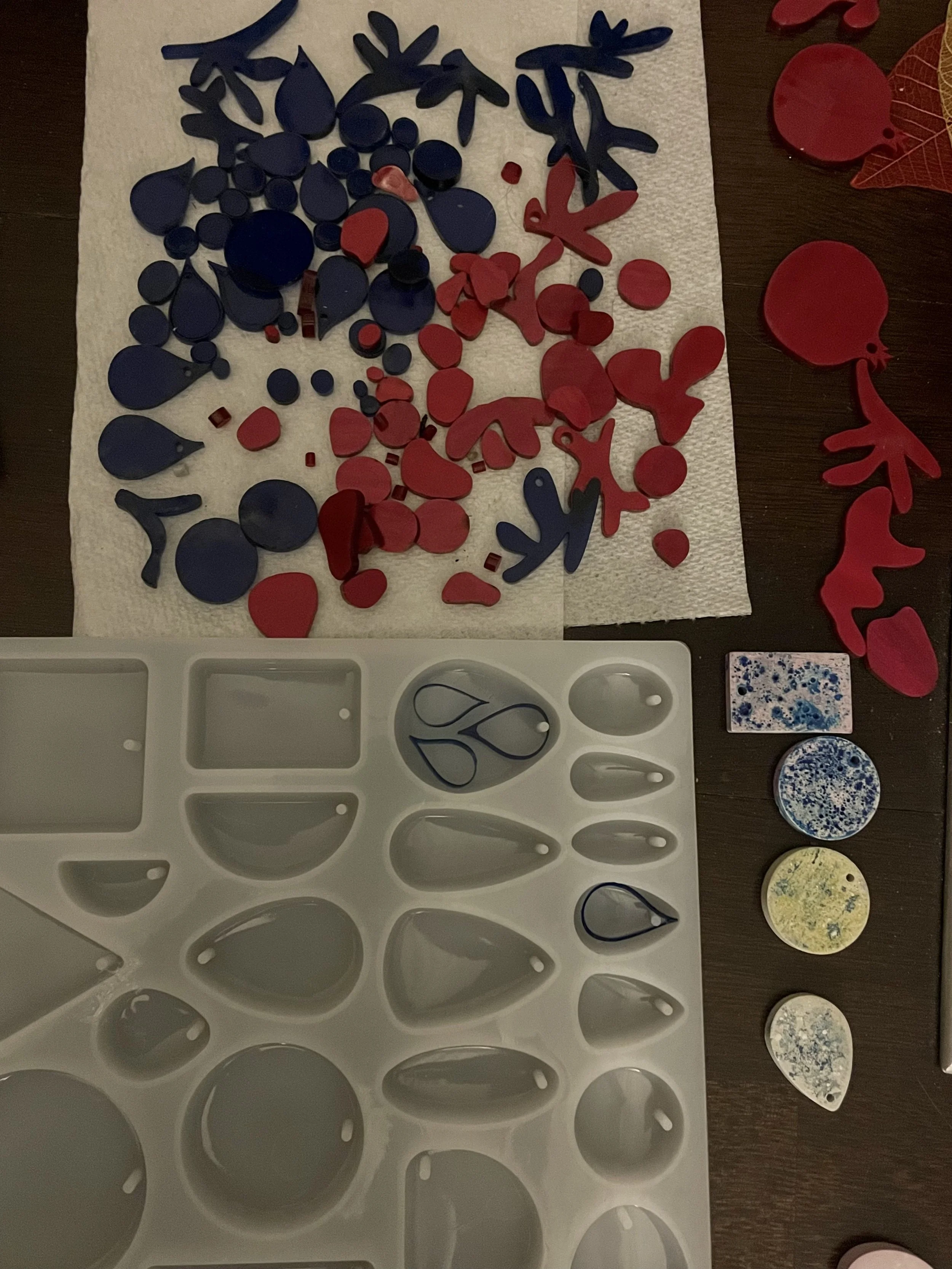Using molds for pendant bases