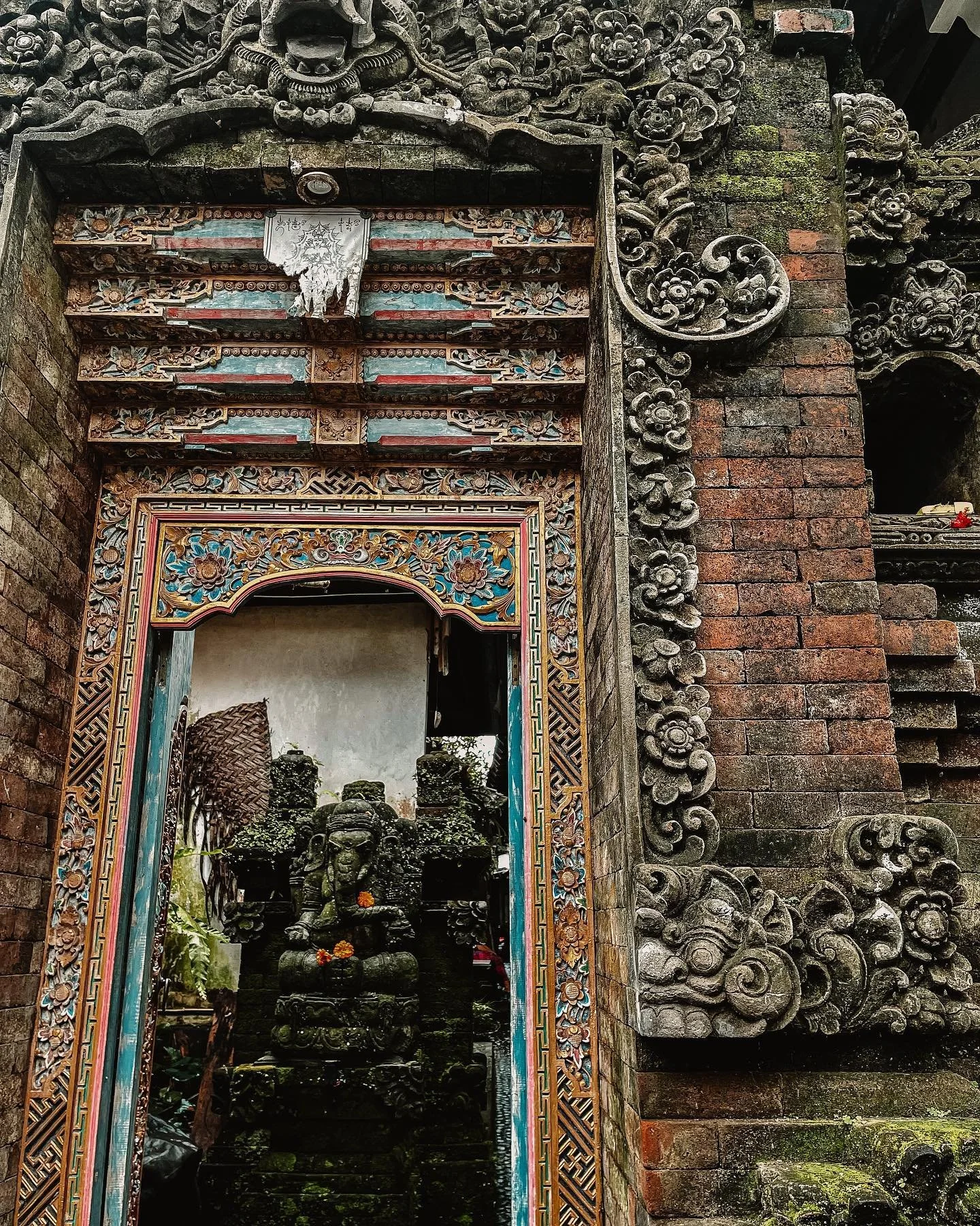 The detailed work on Balinese traditional houses is just breathtaking! I could sit and stare at the doorways for hours! 🤍

#details #doorway #Balinese #bali #indonesia #balineseculture #ubud #traditionalhome #travel #mobilephotography #detailed