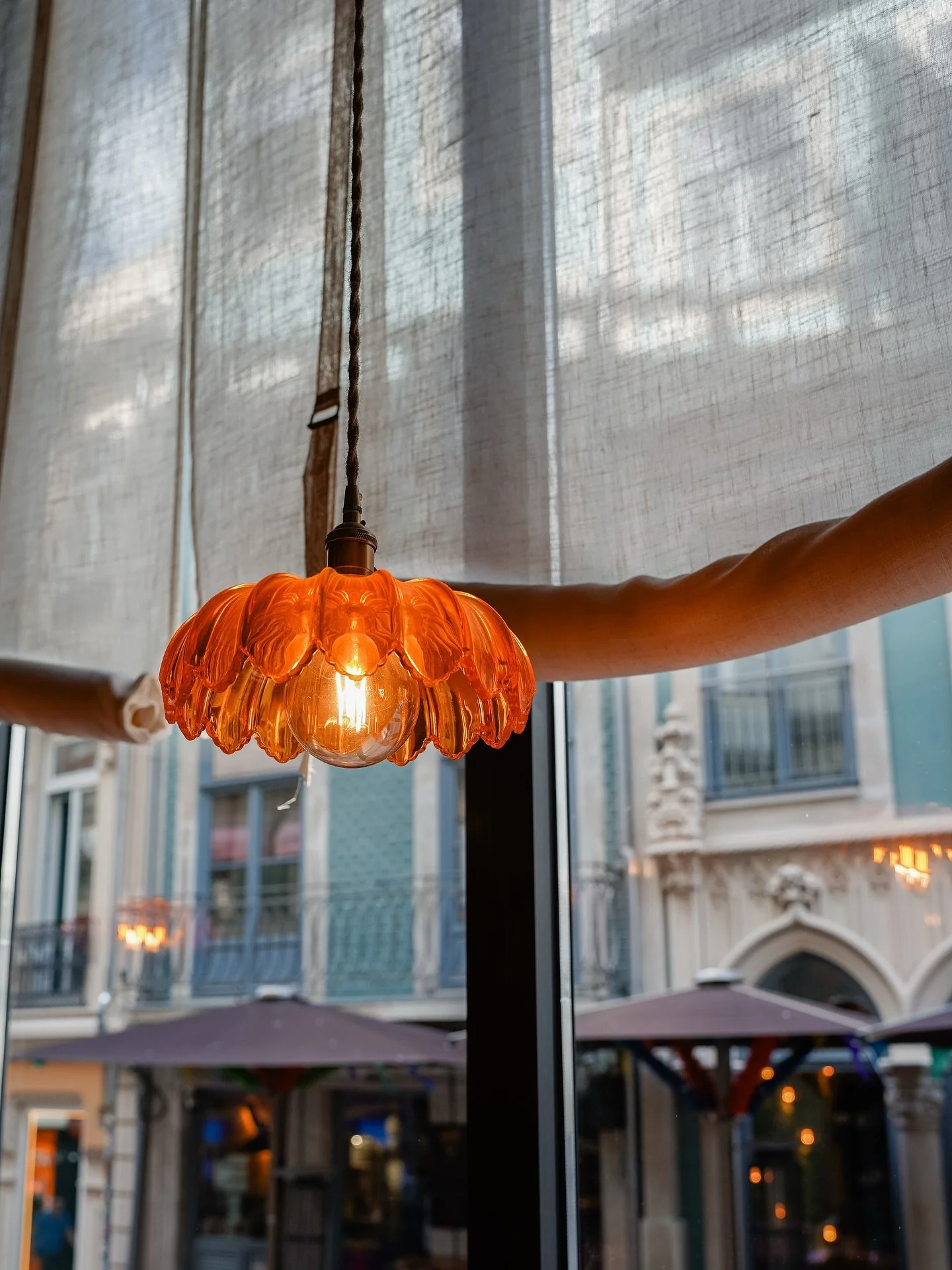 Some snippets of a beautifully designed cafe in located Porto, really loved photographing this place 📸

Thank you @simplicoffee 🫶🏼

#porto #interior #photographer #photography #cafe #brandphotography #interiorphotography