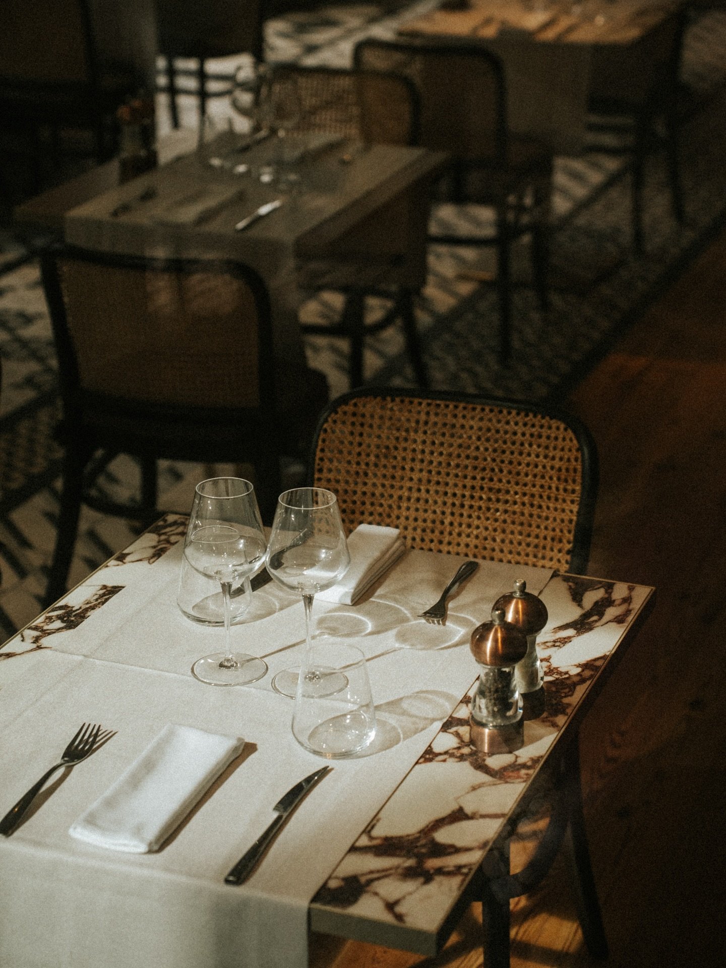 The light was perfect during this walk through the city ✨

#photography #hotels #restaurants #funchal #madeira #madeiraisland #restaurantphotography #citywalks #moring #lighting