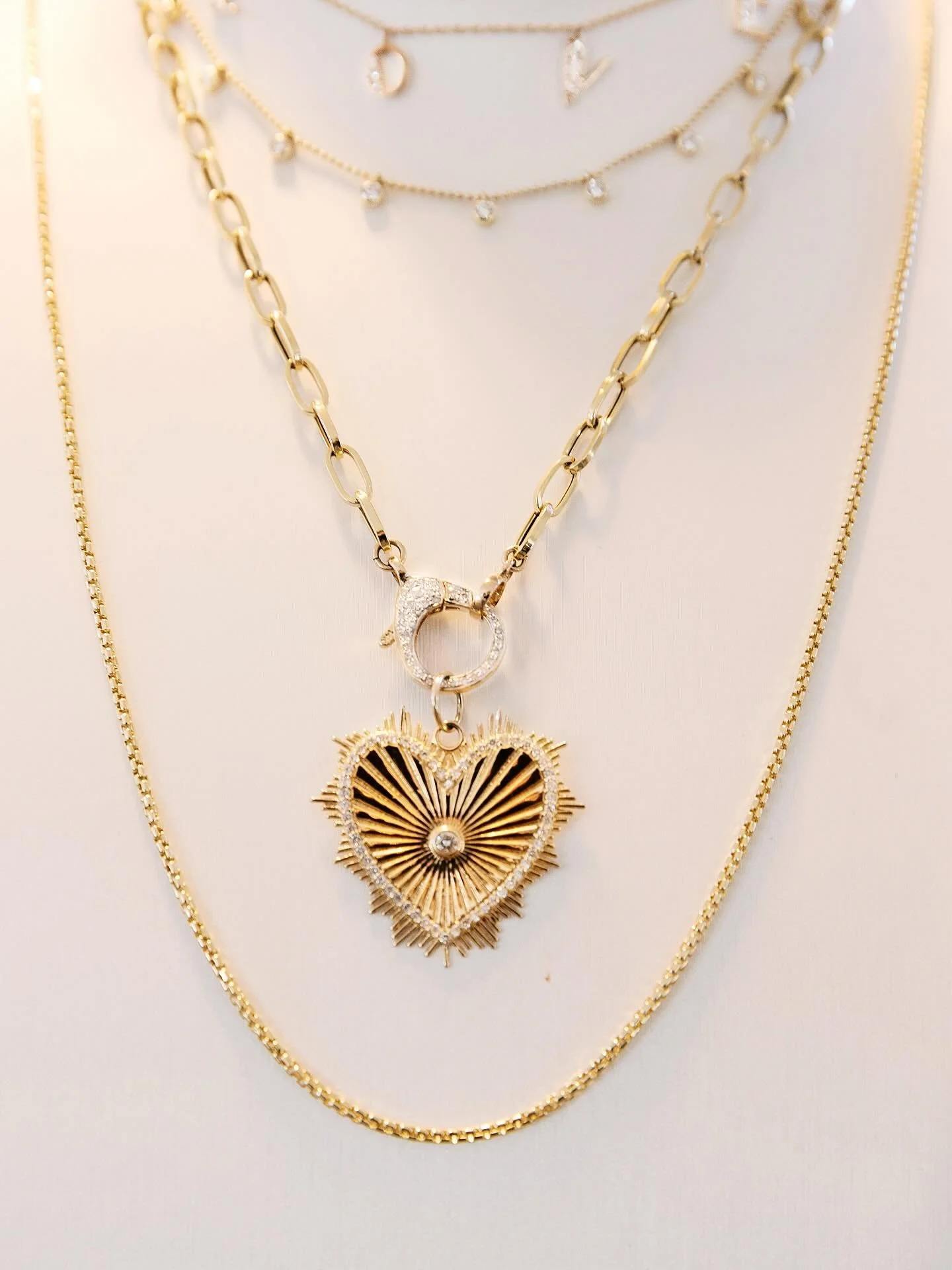 Looking for a last-minute Valentine&rsquo;s gift or just an excuse to sip bubbles and browse?🥂We&rsquo;re here until 4 with sips, sweet bites, and plenty of sparkly things ready to save the day. 💘💎✨