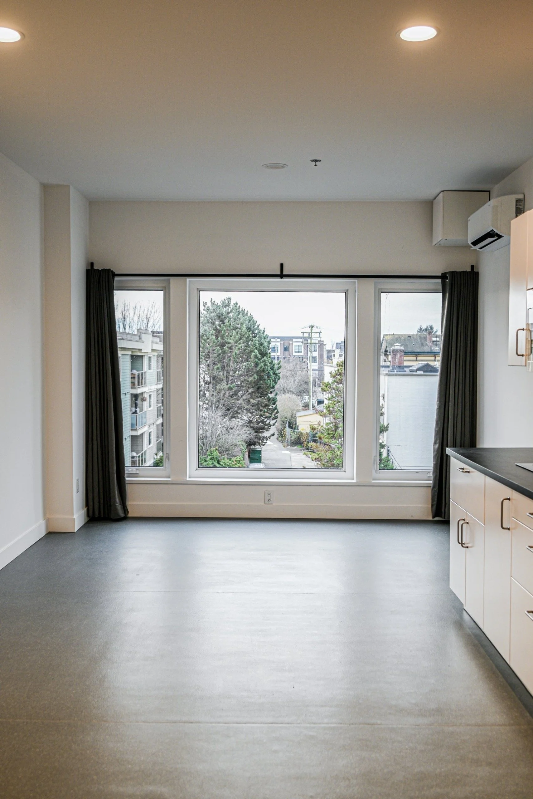 Sacred_Cradle_House_03_studio_big_window.jpg