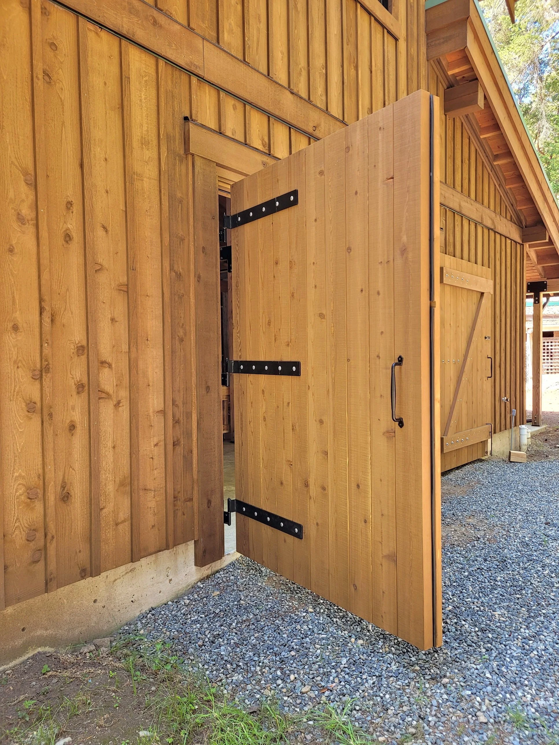 FA_01_open_door_hinges.jpg