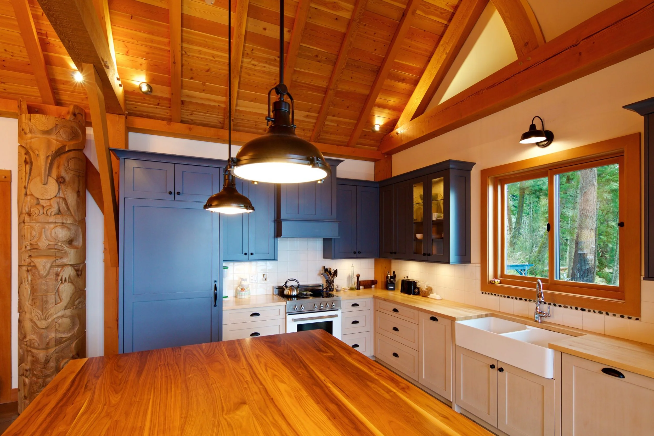 Reef_House_Kitchen_06_pendant_and_carved_pole.jpg