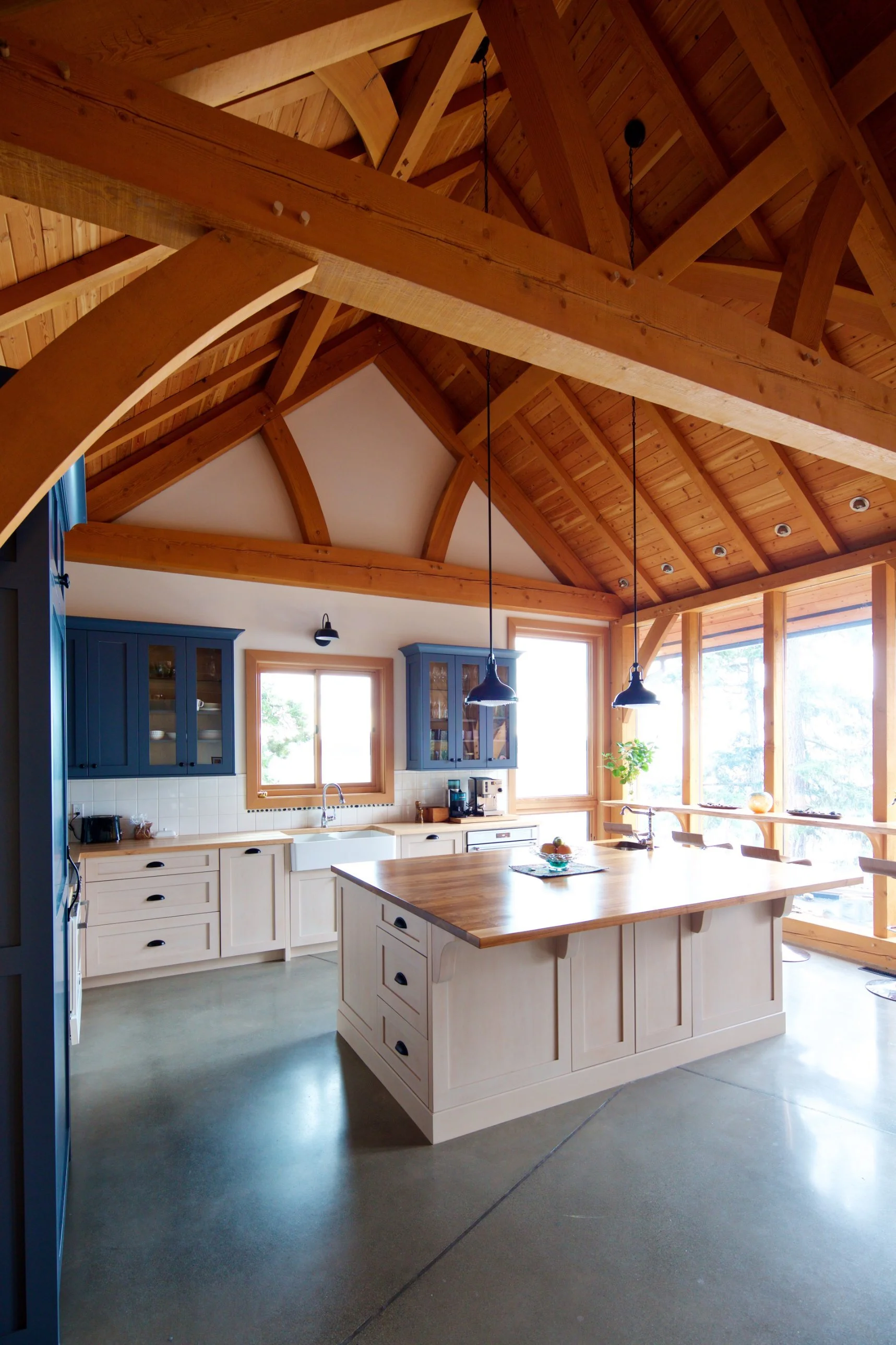 Reef_House_Kitchen_03_tall_under_pegged_beam.jpg