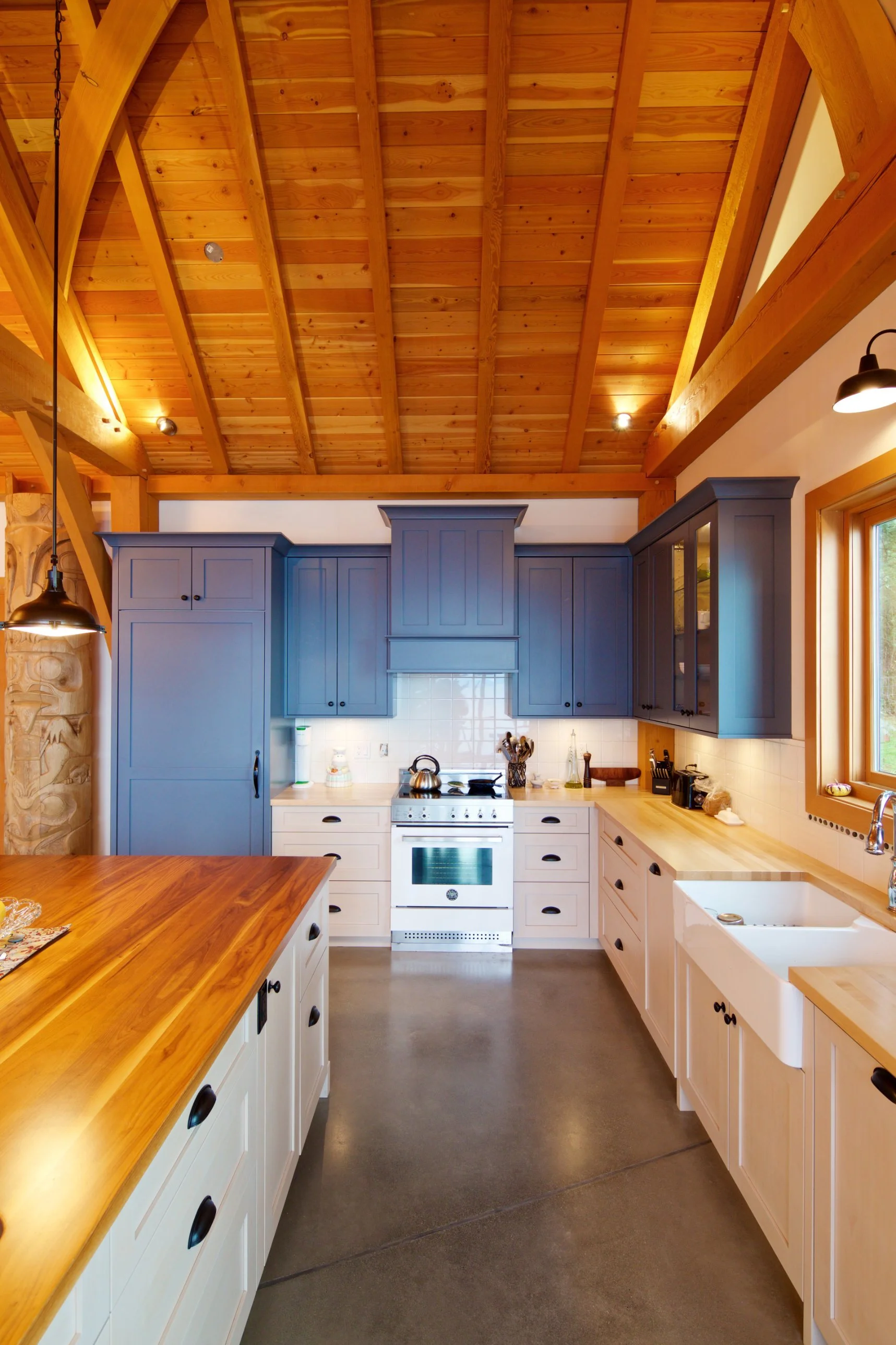 Reef_House_Kitchen_07_tall_U_view_range.jpg