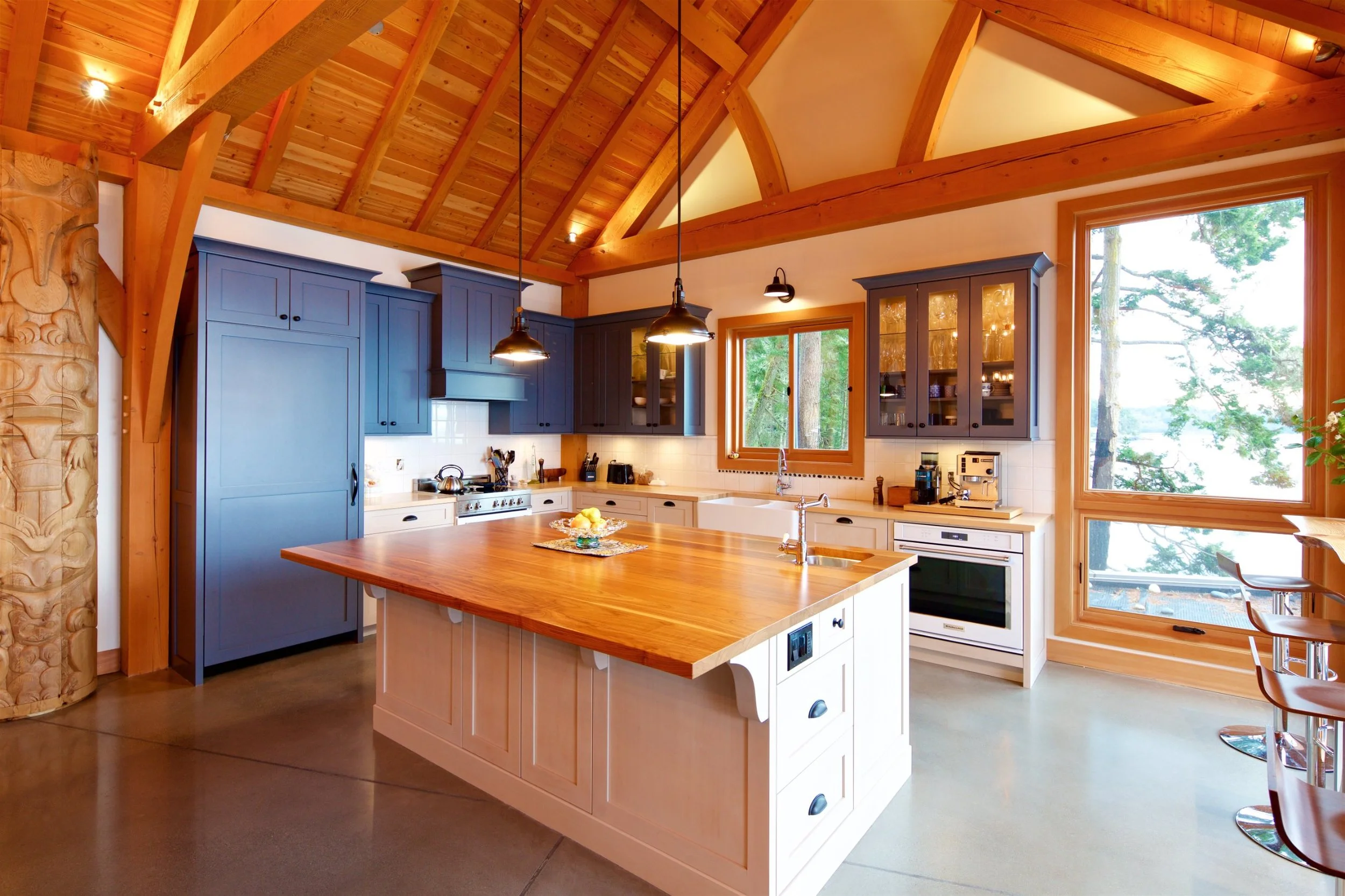 Reef_House_Kitchen_04_wide_carved_pole_ocean_window.jpg