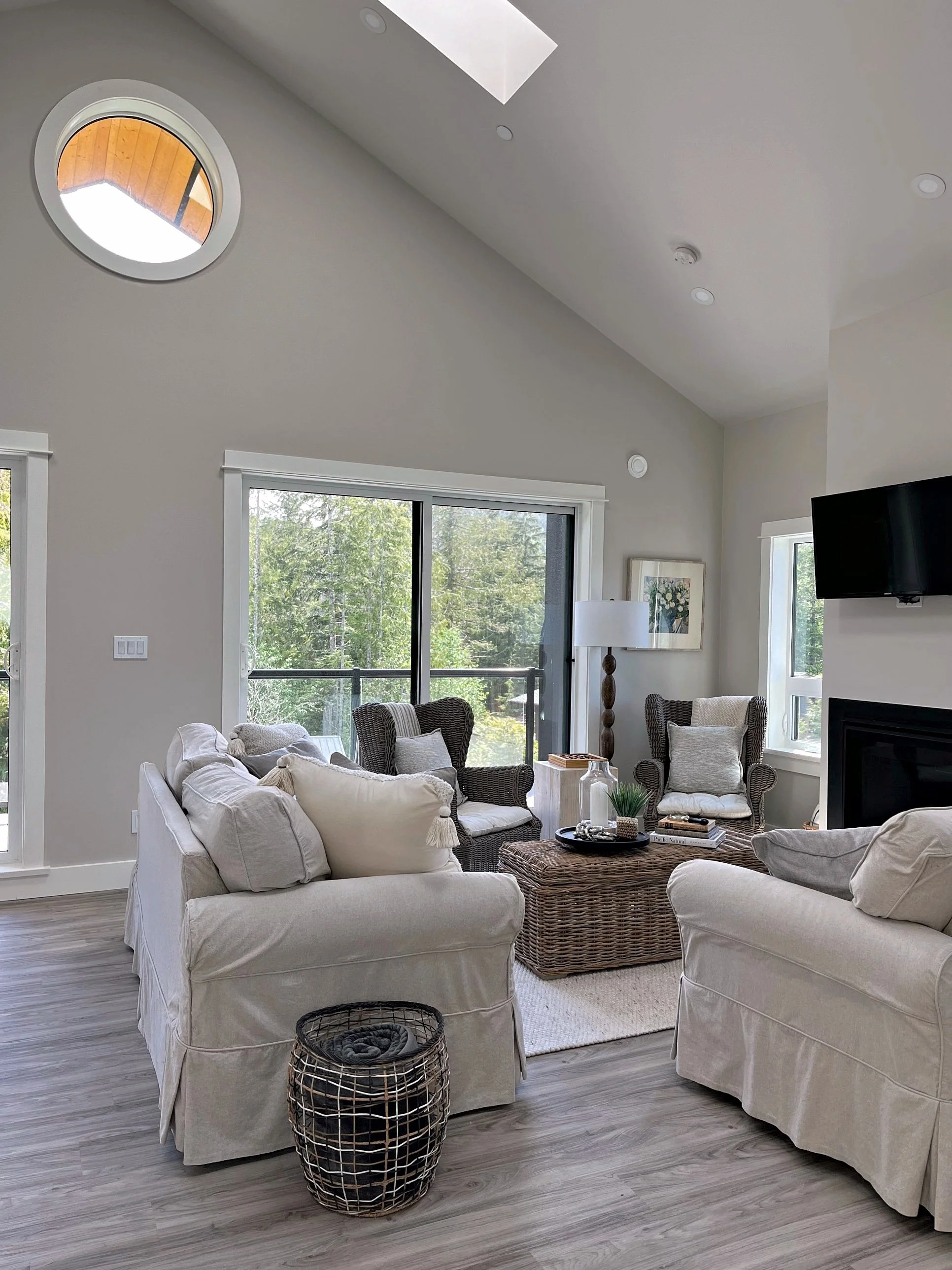 WE_05_living_round_window.jpg