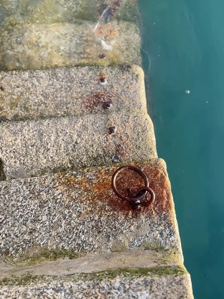 S T A I R W A Y S  T O  H E A V E N 🙌🏻

Rusty rails and old knobbly steps ~ the kind of coastal aesthetic I love. 

I&rsquo;ve some time off coming up and I&rsquo;m hoping to get a good bit of time at my easel. Let&rsquo;s see what emerges. 

#harb