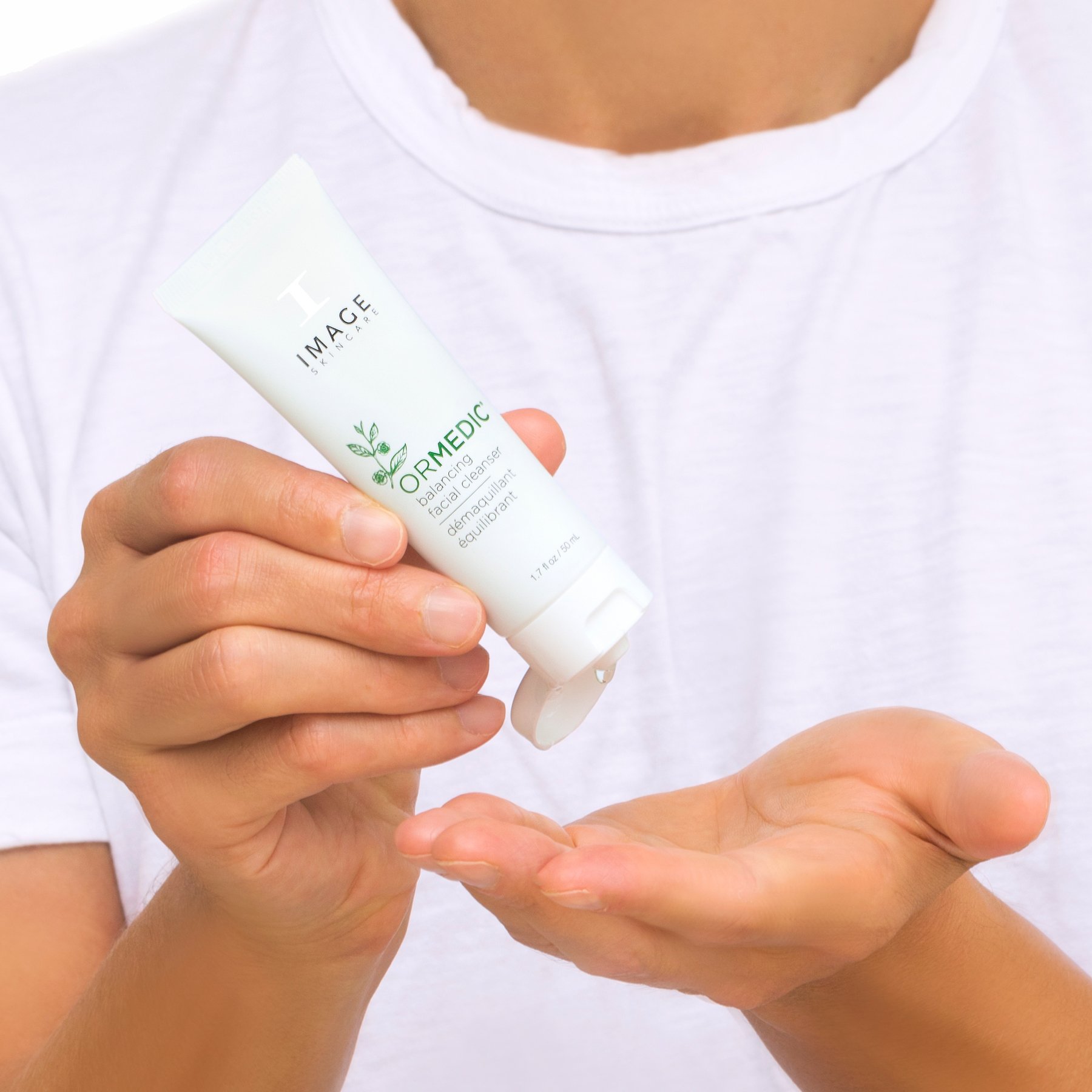 ORMEDIC_balancing_facial_cleanser_PDP_DS04.jpg