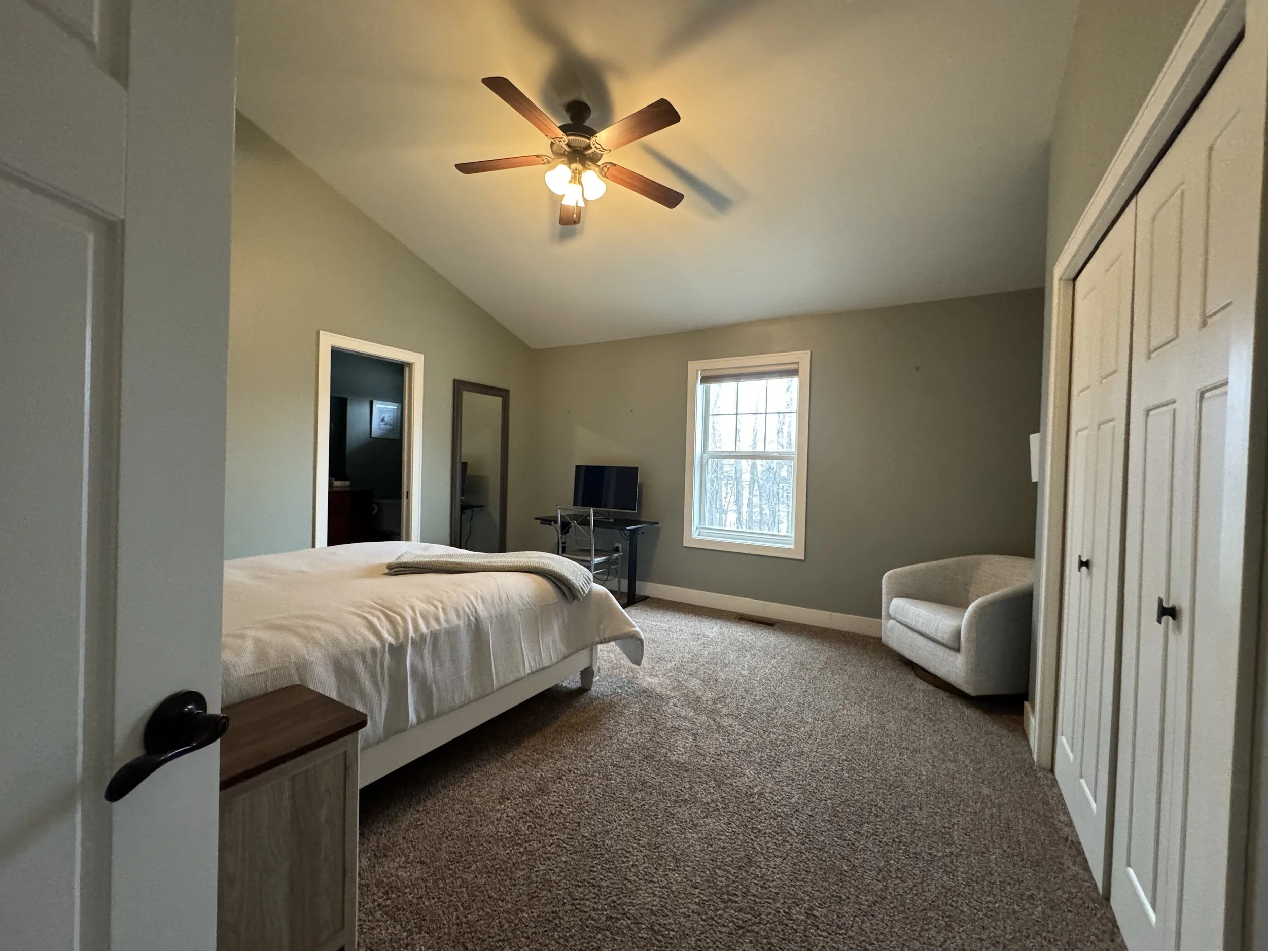 Upper level Queen Suite 2.jpeg