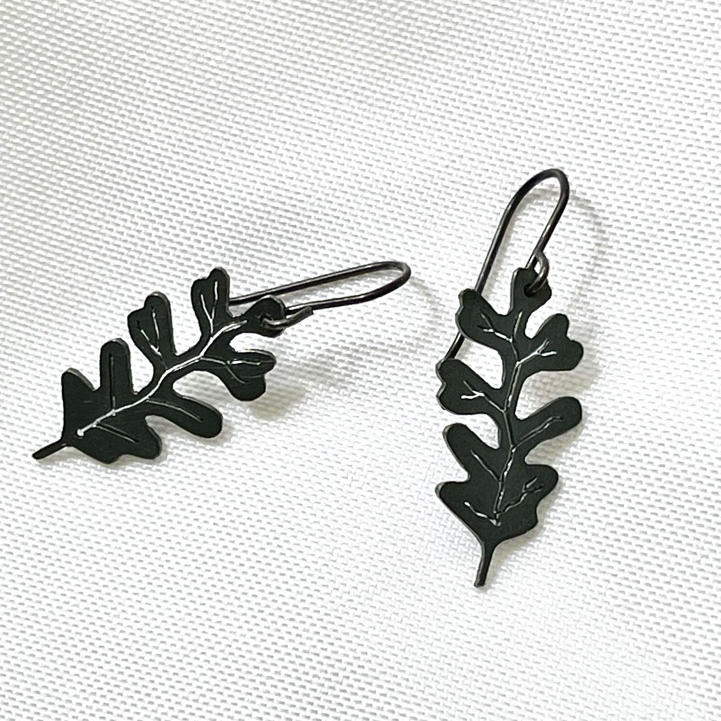 some new work that i have been doing

i am much inspired by the natural world around me.  i've been collecting leaves for years and am feeling full of joy seeing how they are showing up in my life these days. 

to me, a fallen leaf represents a shedd