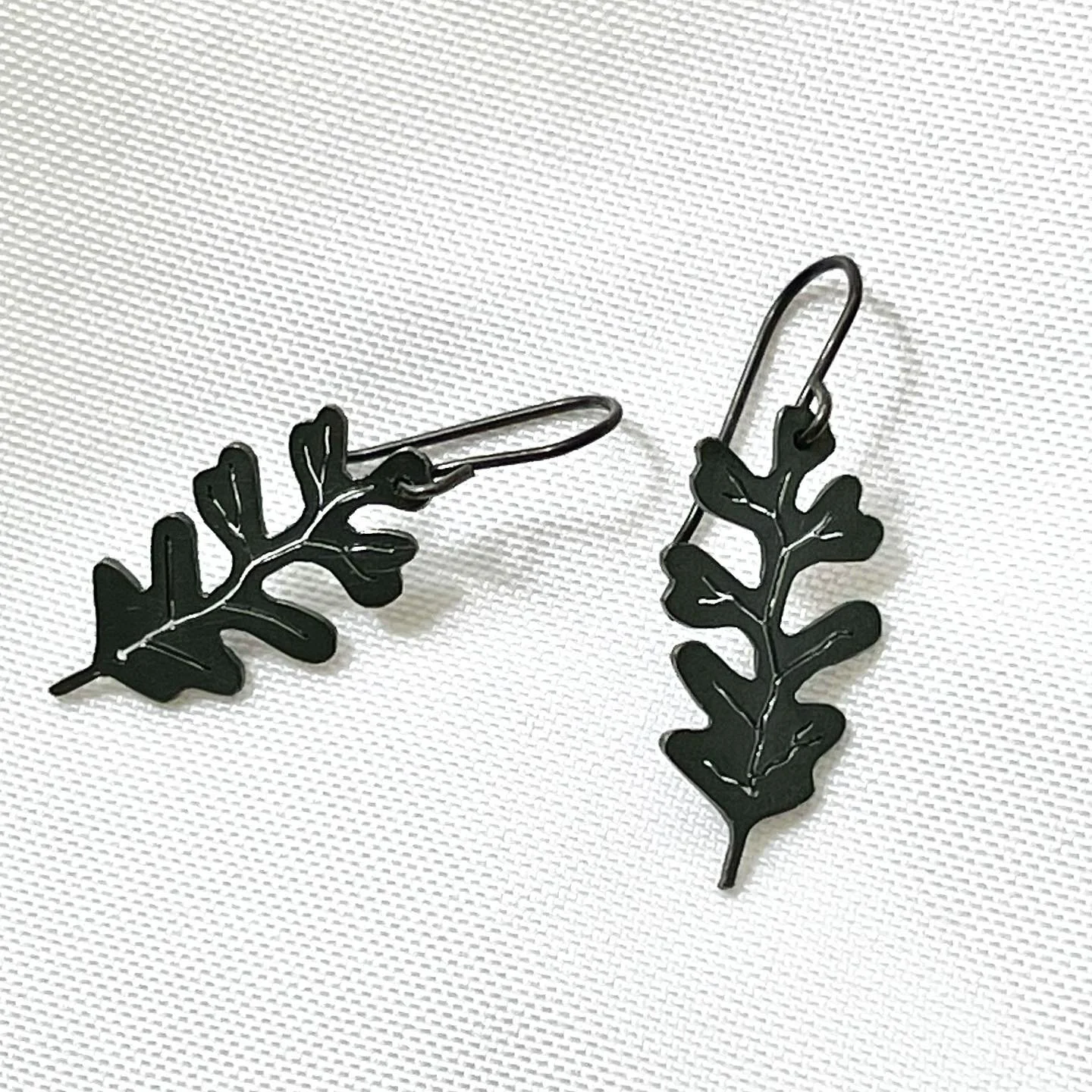 some new work that i have been doing

i am much inspired by the natural world around me.  i've been collecting leaves for years and am feeling full of joy seeing how they are showing up in my life these days. 

to me, a fallen leaf represents a shedd