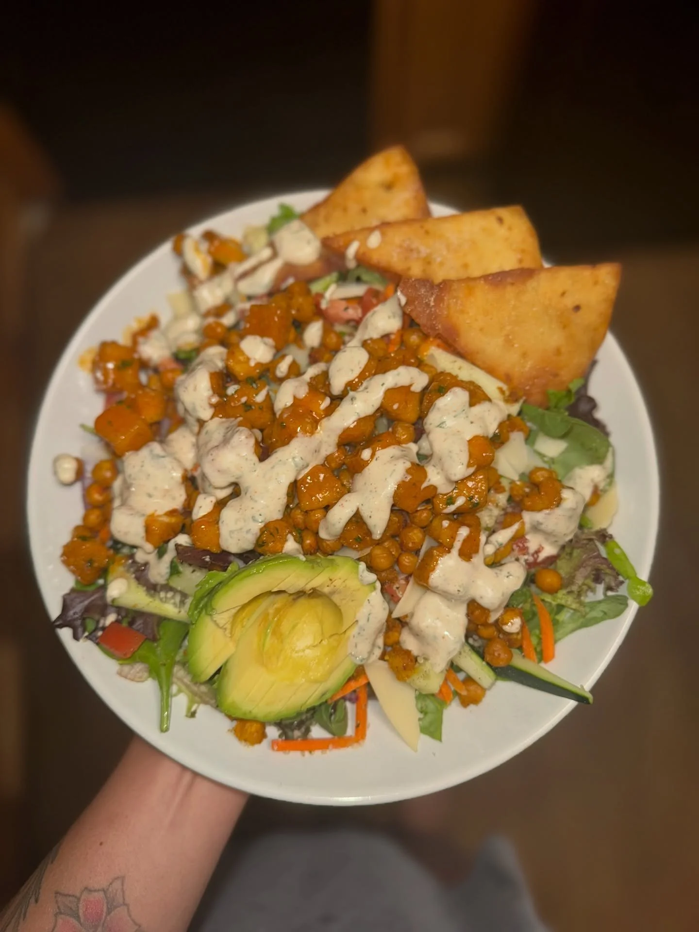 Showcasing our spin on the popular Buffalo Chicken Ranch Salad— loaded with soy free tofu, chickpeas, hempseeds, and avocado for all the protein lovers! 
Paired with a few DIY Cava Chips, because “WE HAVE CAVA AT HOME!” π
I can g