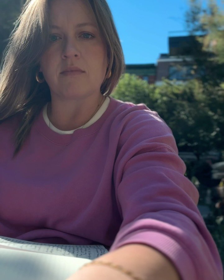 Rewind ⏪ Sept &amp; Oct in NYC 🍎
1) spent hours in @elizabethstreetgarden writing with my new favorite pen I found in @goodsforthestudy 
2) I LOVE the touristy stuff 
3) pastrami smoked salmon, pickled green tomatoes, THICK schmear 🥯❤️&zwj;🔥 @blac