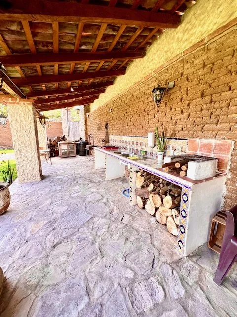 Enjoy memorable gathering in our corridor barbecue area, equipped with a barbecue grill, fish fry disc, wood-burning grill, and a sink. Perfect for family cook outs and outdoor entertaining.