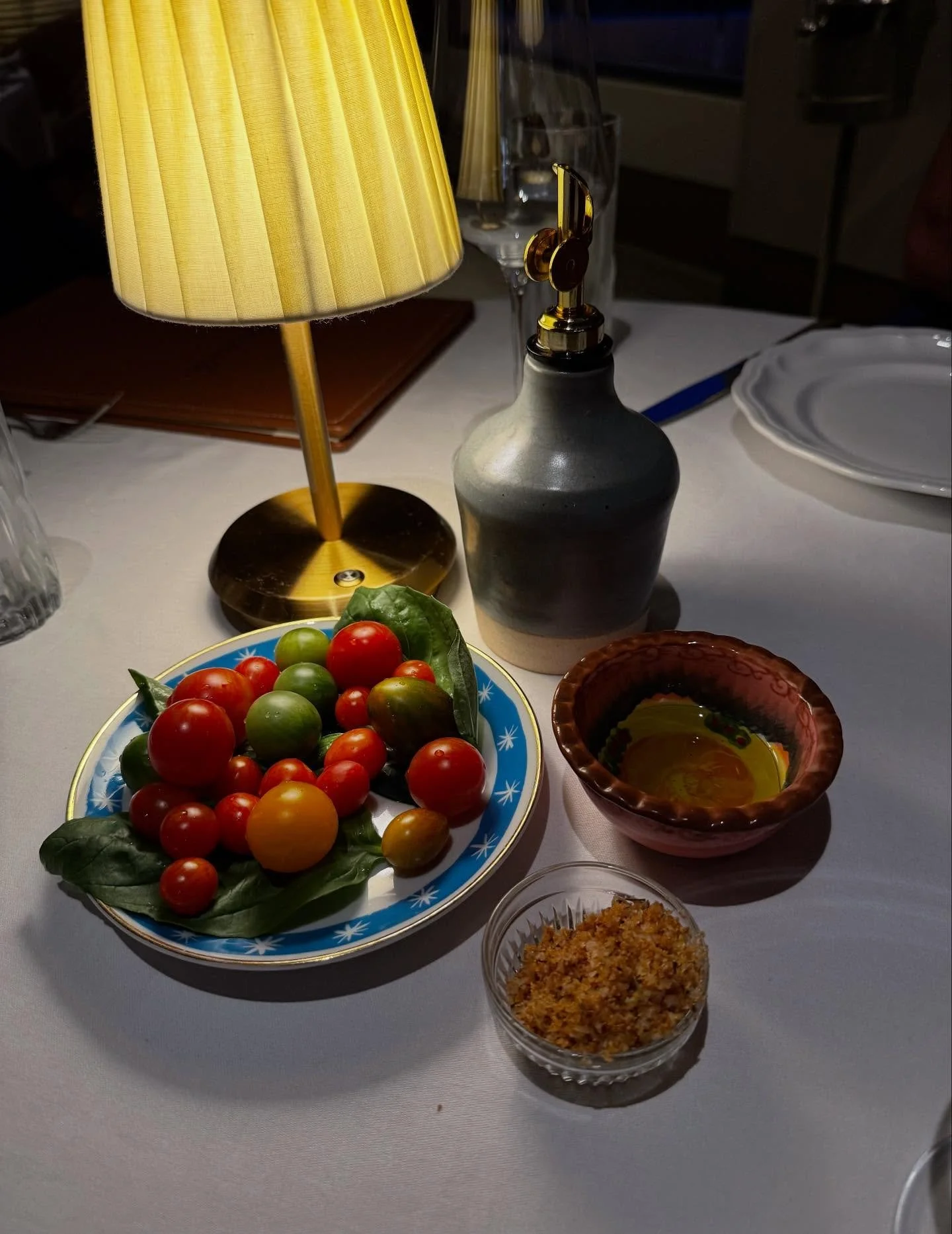 @hannahedarby_ went to @marisellarestaurant and captured all of this olive oil jug goodness!! It is so so special to see my work in action at this beautiful restaurant

 #pottery #ceramics #oliveoiljug