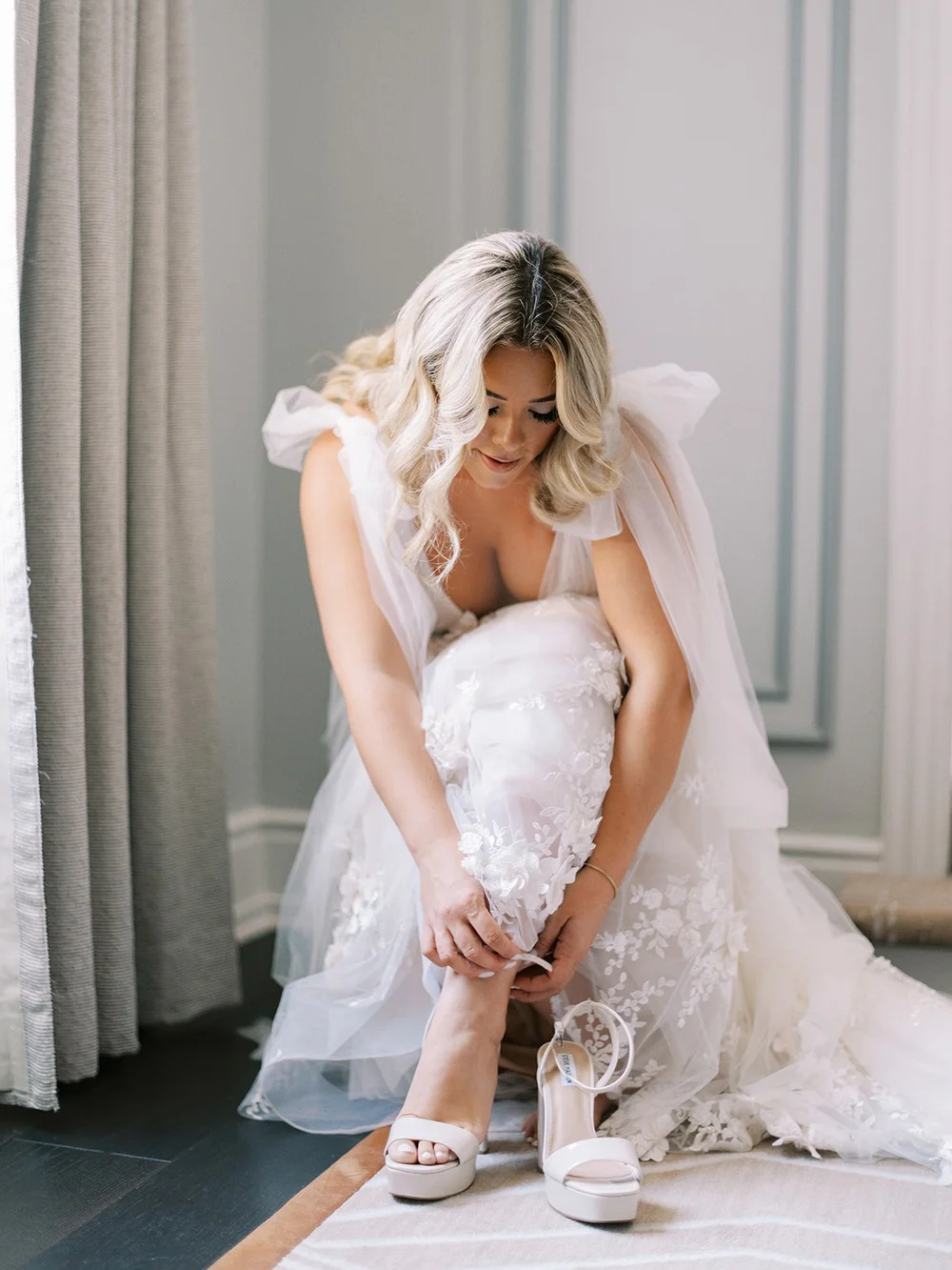 Bride getting ready putting on shoes | Banff wedding photographer
