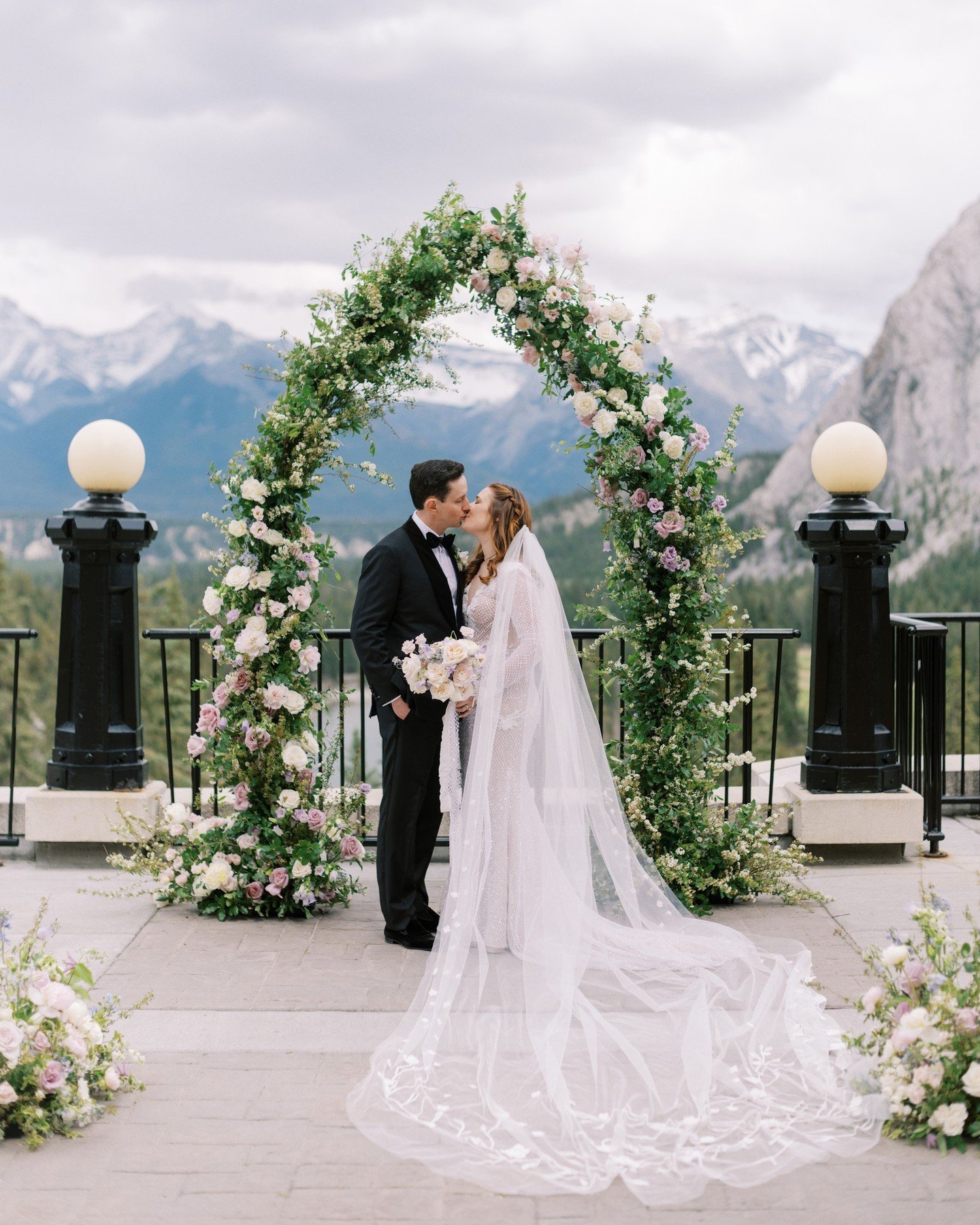 I will always love a cathedral style arch. If I had to guess why I think its because my favourite architecture style is gothic and the pointed arch is kind of a nod to that. I feel like its more elegant.⁠
.⁠
.⁠
.⁠
Planning &amp; Design: @⁠ signature_