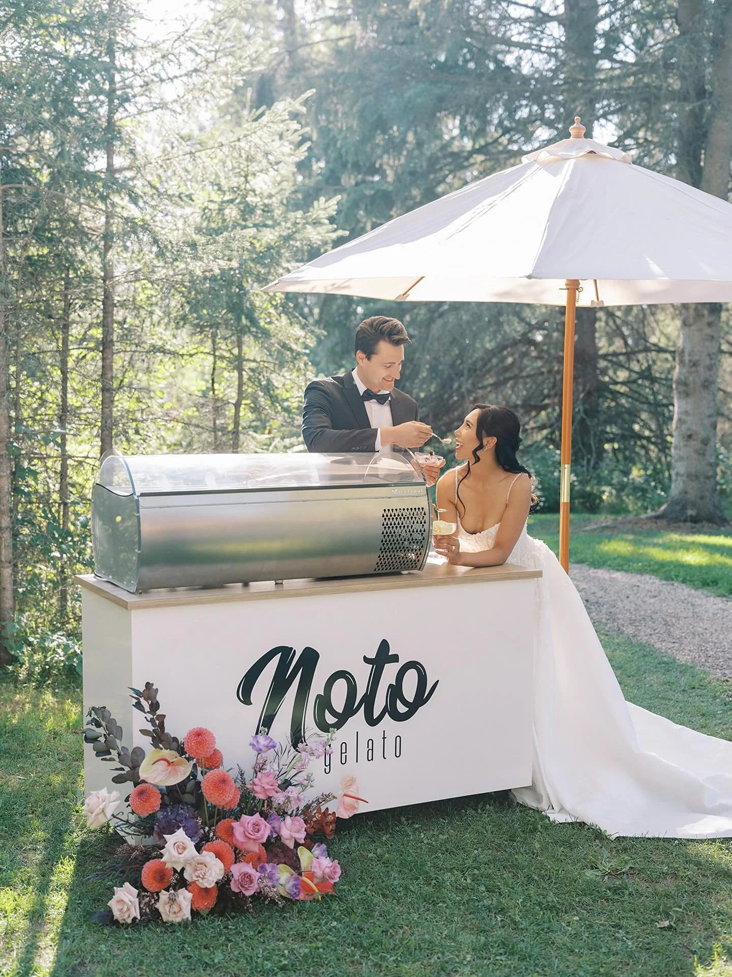 Ice cream carts at weddings. YES PLEASE!⁠
I will never forget one wedding a couple years ago had an amazing flavour - Viva puff, and it legit tasted like the cookies. Growing up we called them jelly cookies and my dads parents were the only ones that
