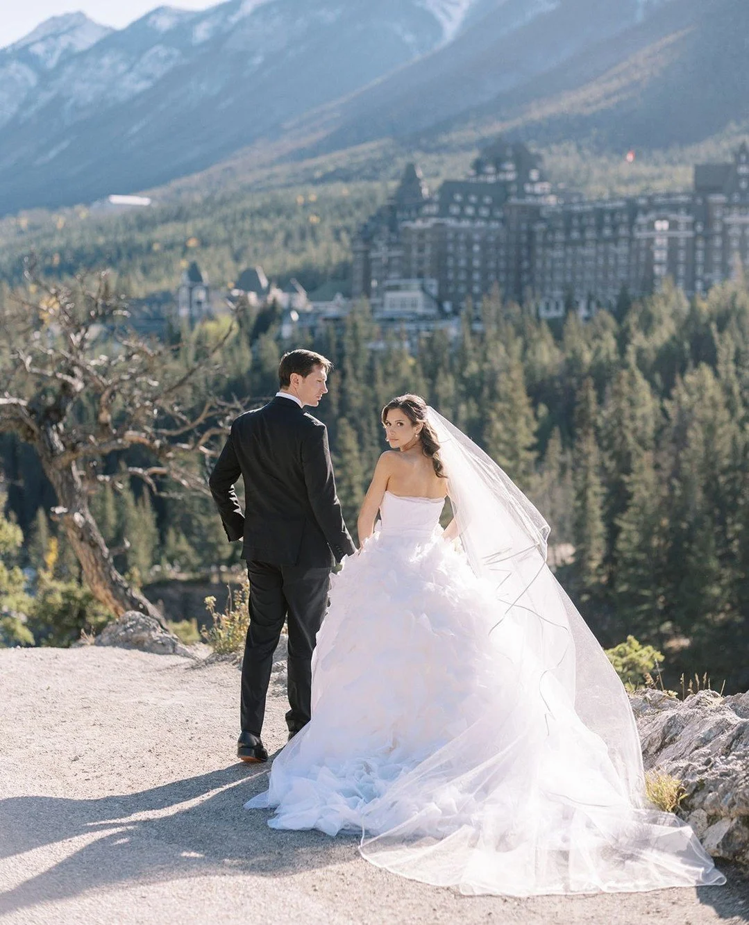 The @fairmontbanff is such an iconic place, it really does look like a castle and it does feel very magical. The number one location request we get is surprise corner and for good reason!⁠
As often as we take photos at this location, I try to mix up 