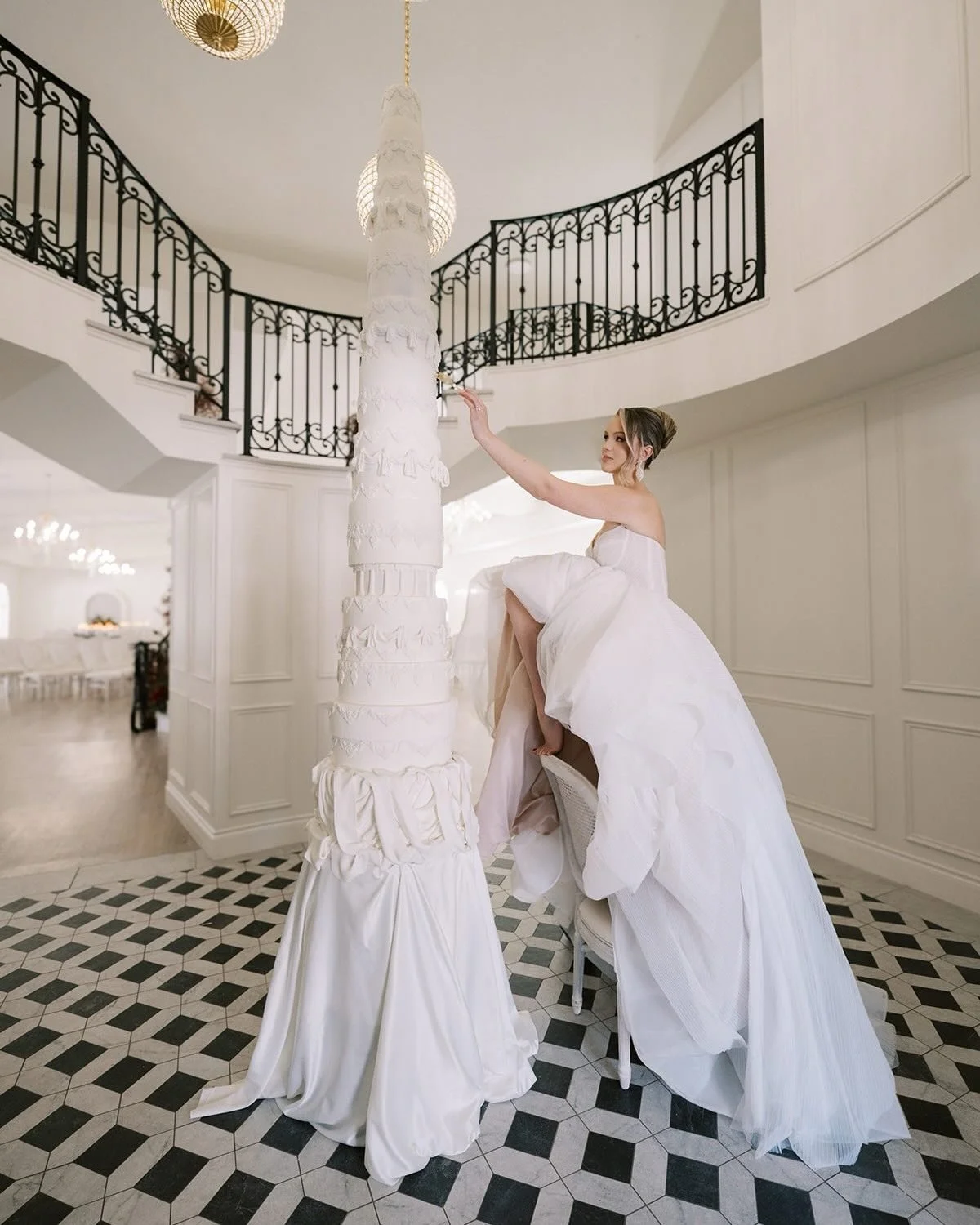 I have been saying for about a year and a half that someone should do like a 5 tier cake and cut it with a sword or something epic. And finally a cake far beyond and far taller than I had imagined! 😅⁠
Thank you @nicolelouise.coutureevents and @veeri