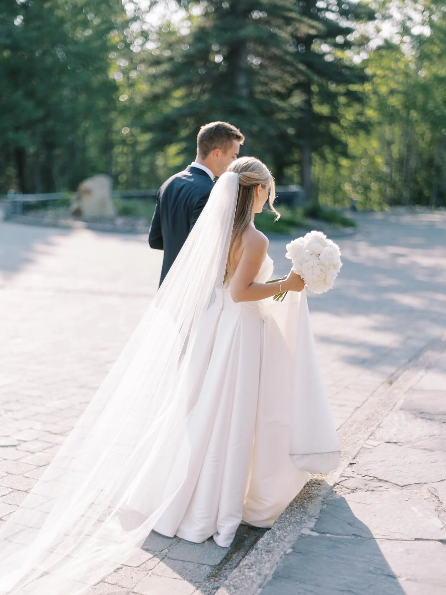 One venue we have really enjoyed photographing at is @azuridgeweddings Everything is close by, on one property. But best of all its private, it&rsquo;s all yours, there is no one roaming about, cars aren&rsquo;t everywhere, its very pretty and very p