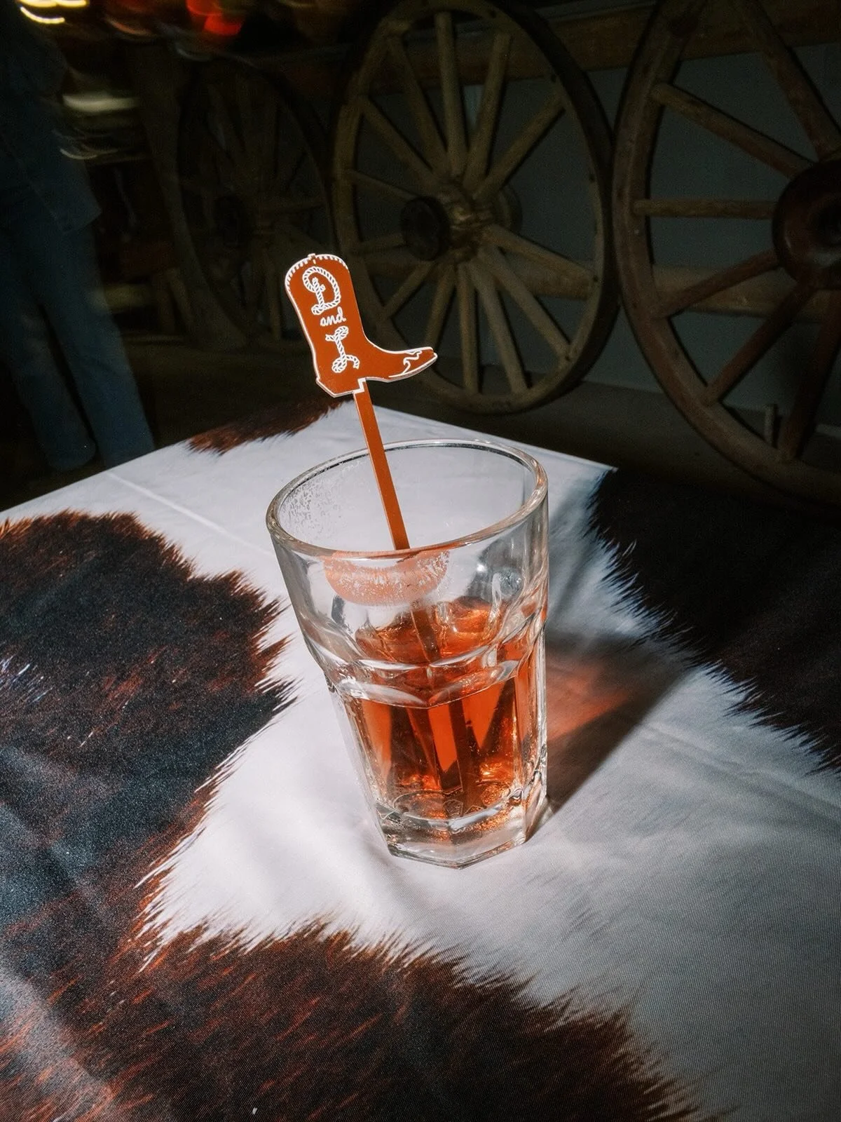 The welcome party vibes✨️👢🤠⁠
Always love a good dance floor. If you want epic dance floor photos from your events, as well as the details, they take time. Good photos and real moments are not rushed. Some of these moments happened closer to the end