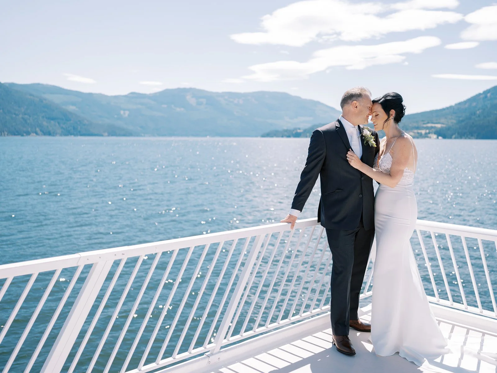 bride and groom on houseboat in sicamous BC