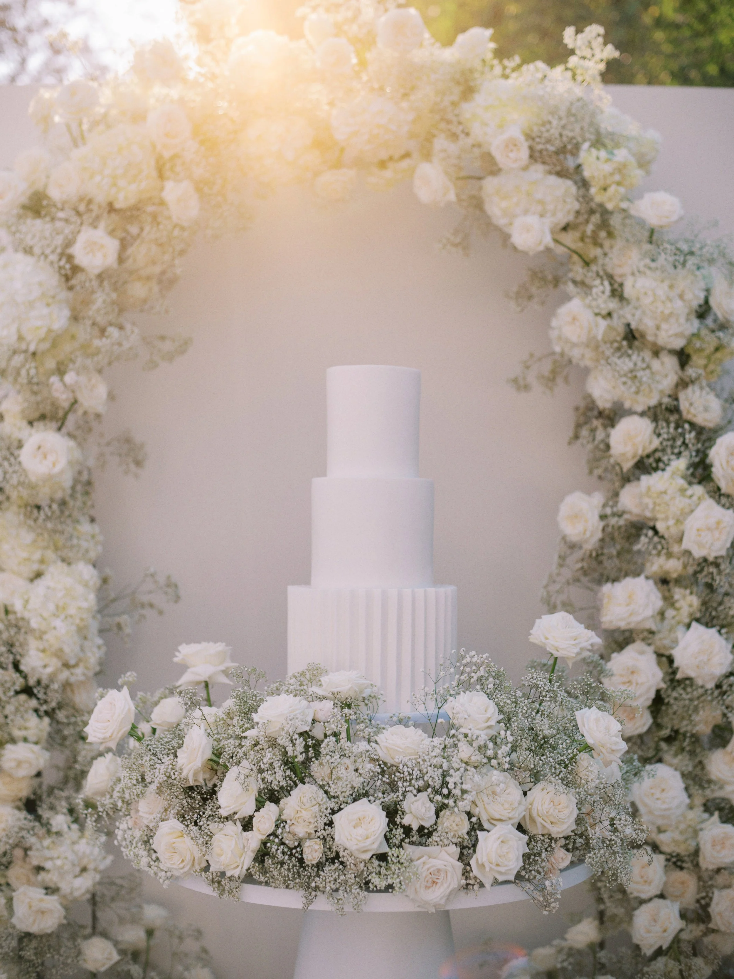 luxury cake and floral display with sun peeking through at Azuridge estate
