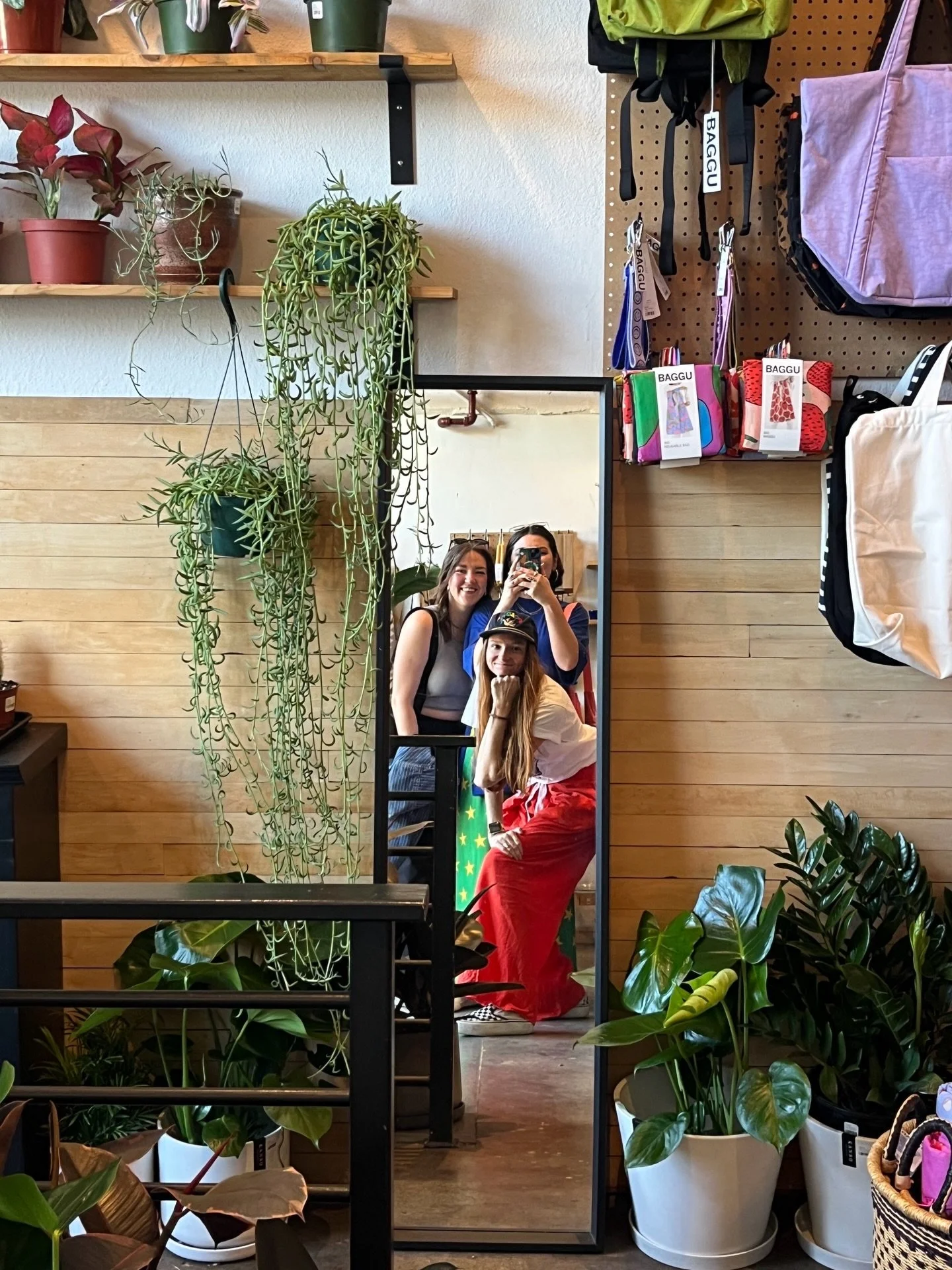 Spoiled to spend the day with some of my design girlies in SF! It brought back memories from when we all went to NY with our BFA class, (missing you all 🥲)

We wandered the Dogpatch area and enjoyed so much deliciousness. 
@neighborbakehouse
@letter