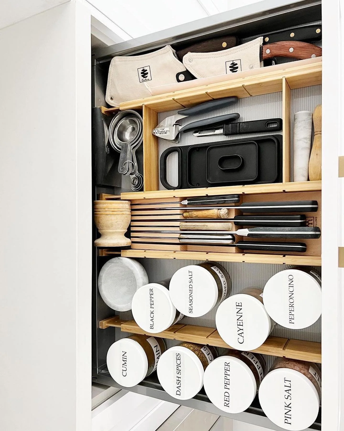 This should be everyone&rsquo;s kitchen drawer goals ◻️ 

By @organize_dwell 

 #LiveSimply #organizingwithstyle #organized #organization #organizing #organizationideas #organizeallthethings #organizer #organizingideas #stayorganized #storageideas #o