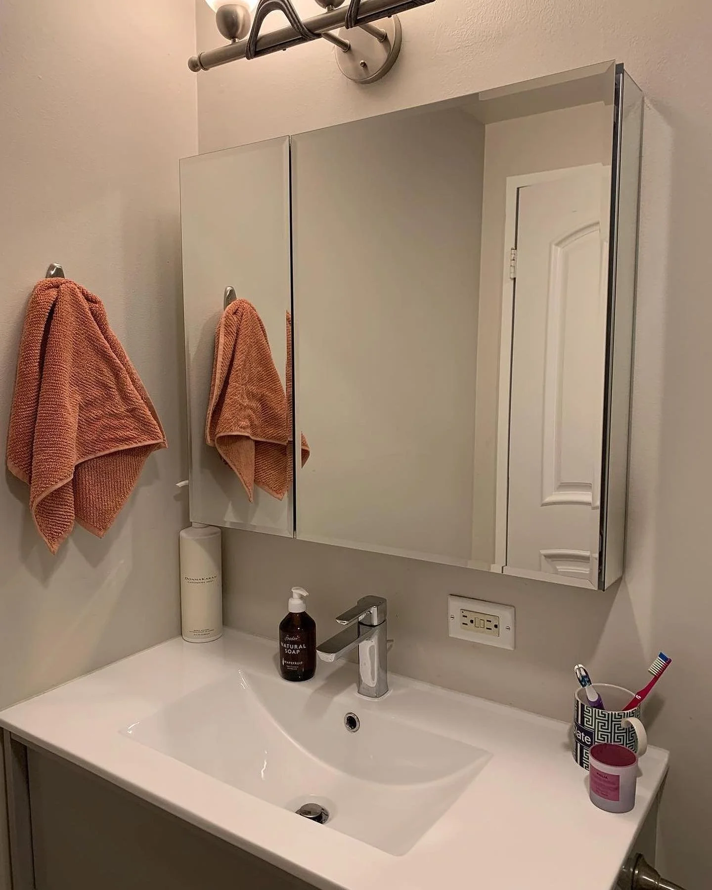 It&rsquo;s so much fun getting ready for the day when you can find everything easily 😎

#organization #organizedhome #homeorganization #organizingtips #organizinghacks #torontobased #bathroom #bathroomorganizing #organizedlife #interior#organizing #