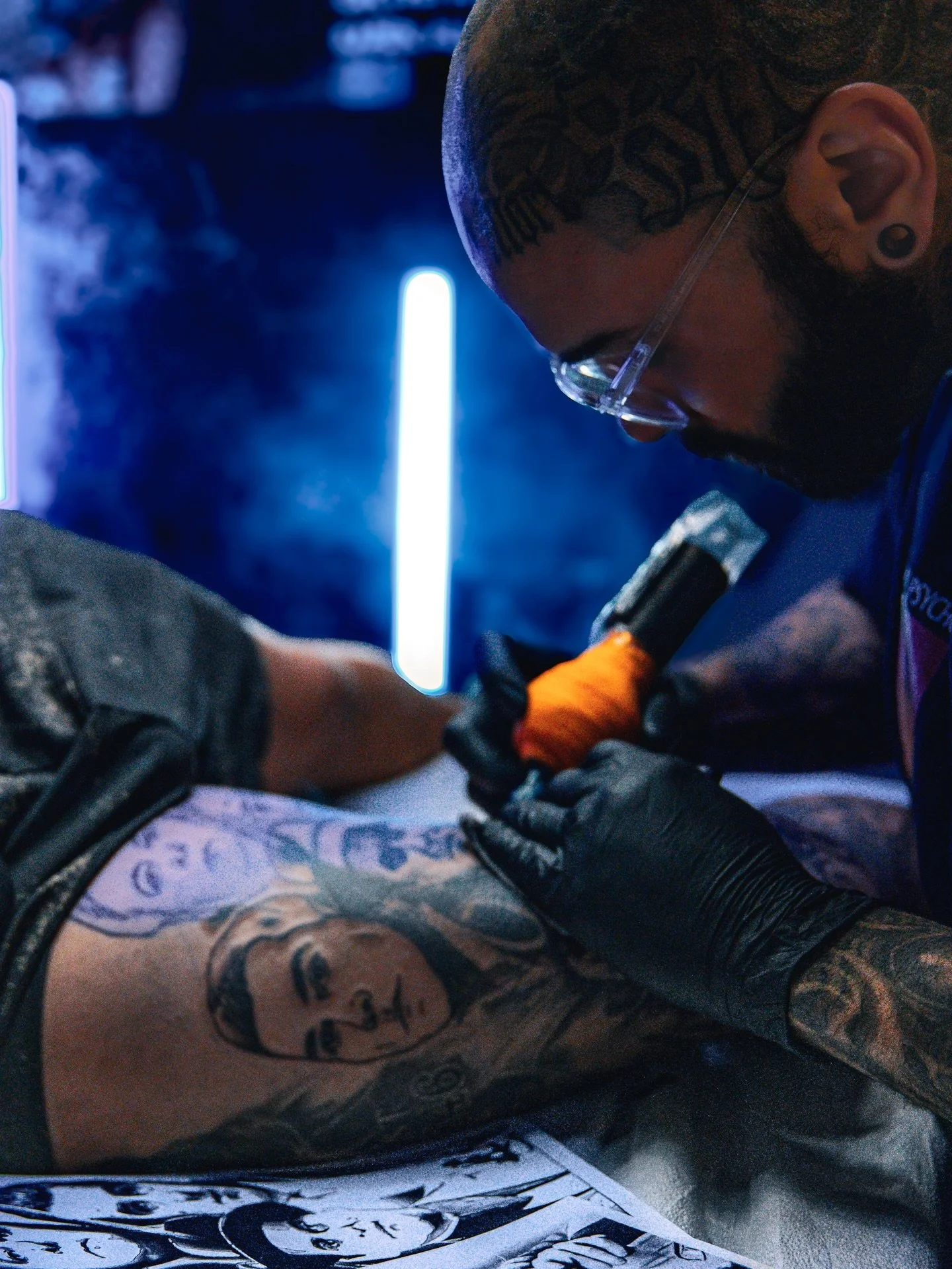 🔹➕ 𝗪𝗢𝗥𝗞 𝗜𝗡 𝗣𝗥𝗢𝗚𝗥𝗘𝗦𝗦 ➕🔹
This leg sleeve by @joshsteinfeldt_art keeps leveling up ..

➕ 𝗣𝗜𝗘𝗖𝗘 𝗕𝗬 𝗣𝗜𝗘𝗖𝗘 
🔹 𝗦𝗘𝗦𝗦𝗜𝗢𝗡 𝗕𝗬 𝗦𝗘𝗦𝗦𝗜𝗢𝗡

This round brings in a godfather tribute &mdash; 

Adding that cinematic weight a