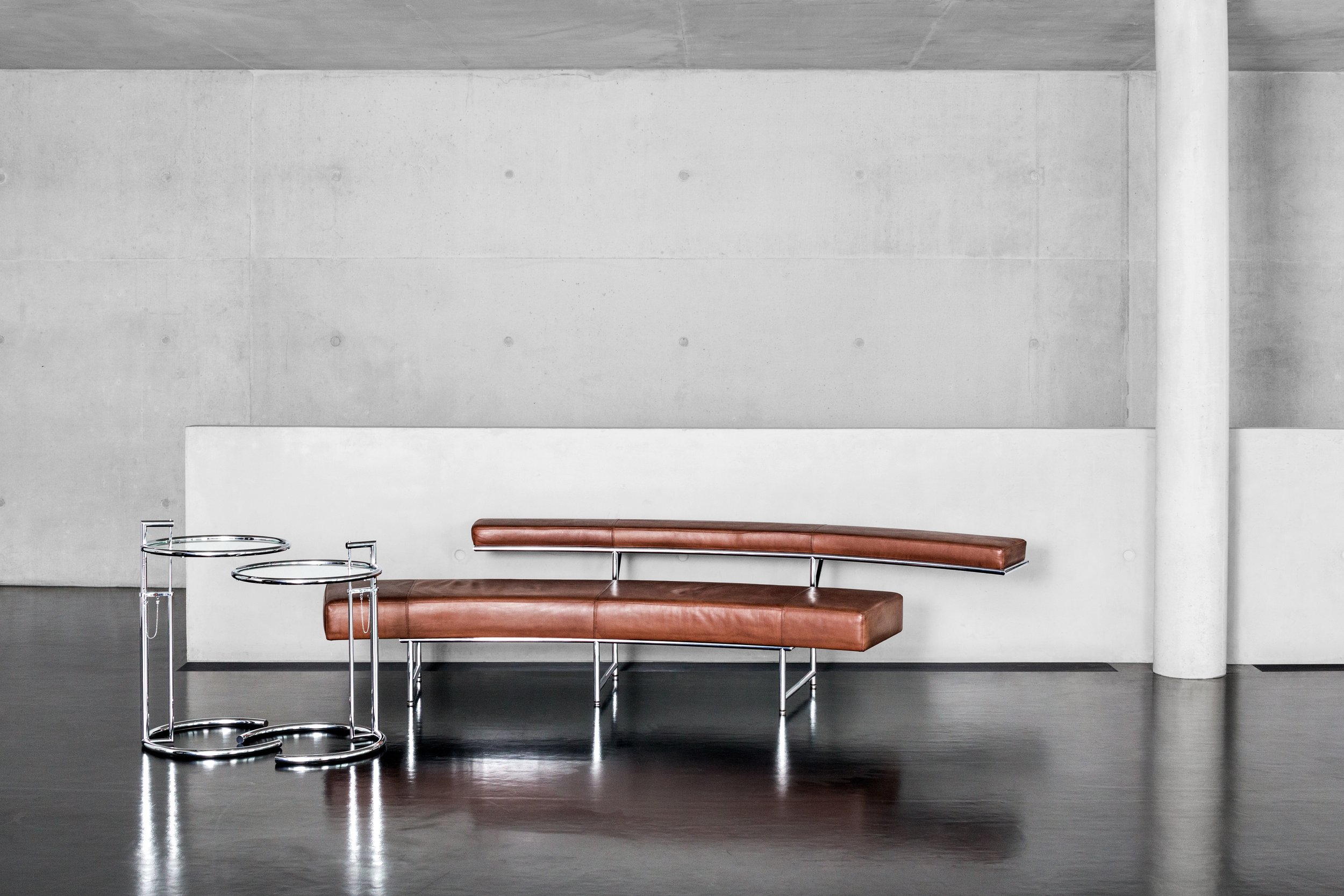 ClassiCon-adjustable-table-e-1027-monte-carlo-sofa-photo-hassos.jpeg